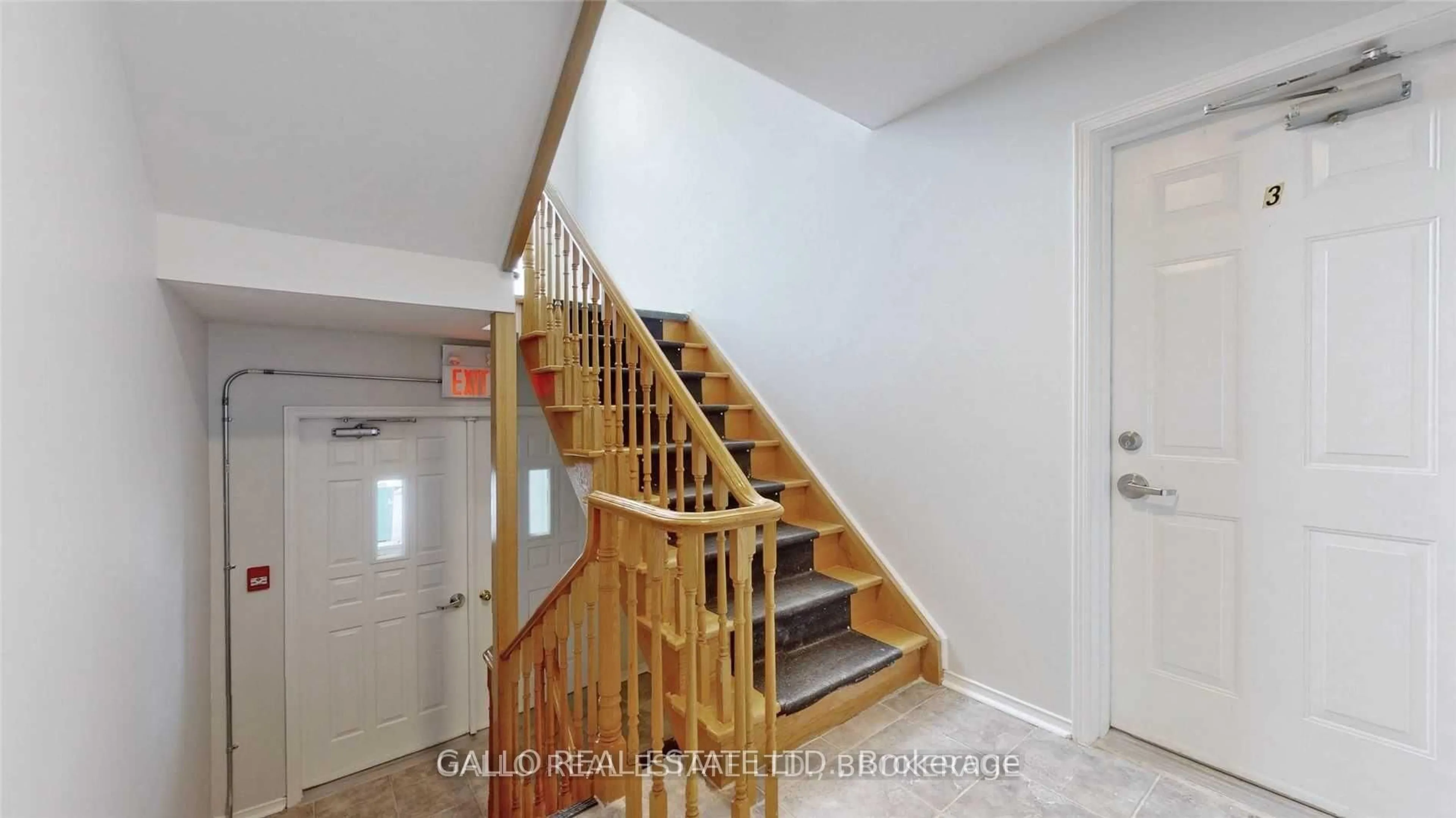 Indoor foyer for 40 Ash St, Uxbridge Ontario L9P 1E2