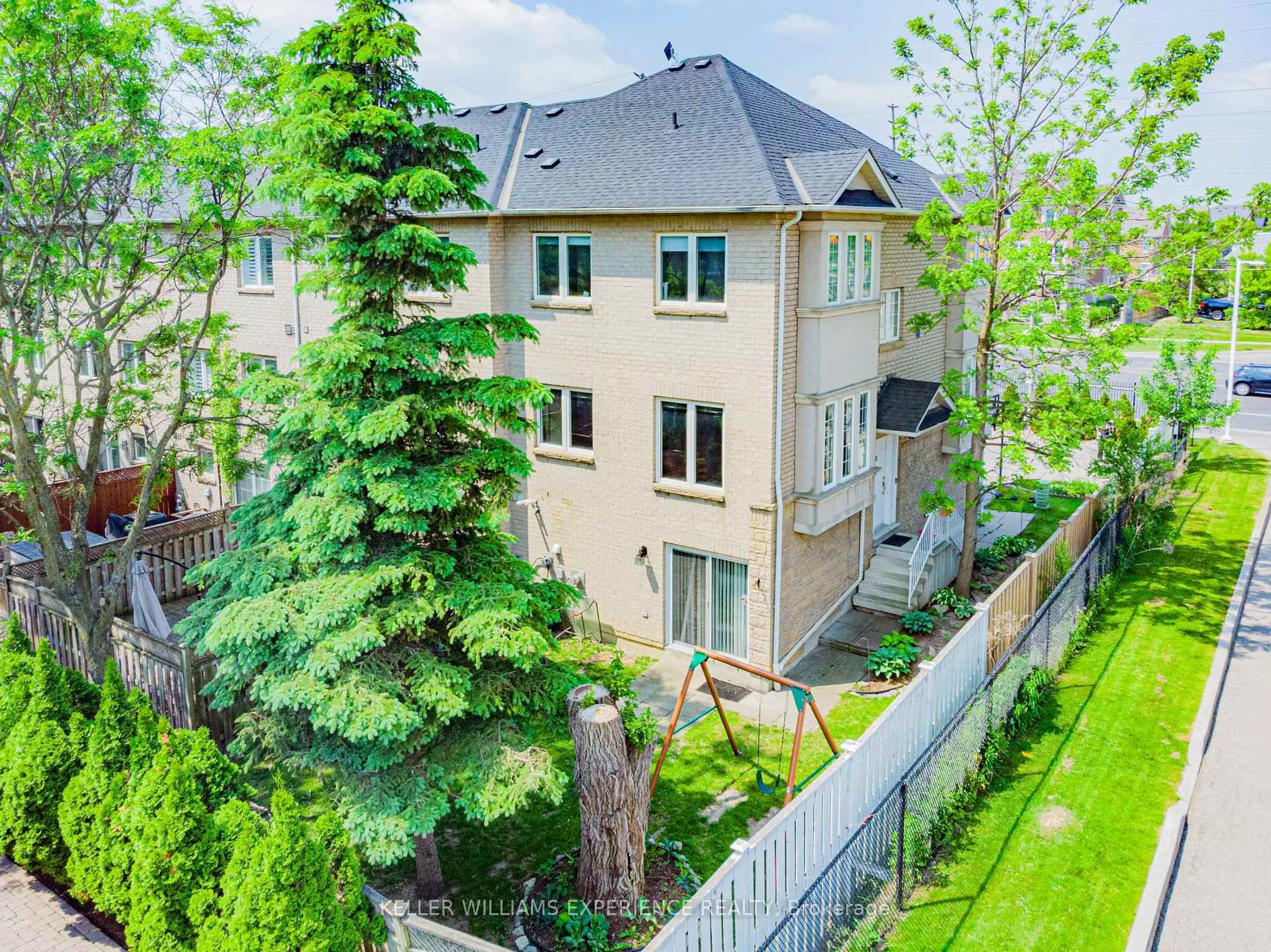 A pic from outside/outdoor area/front of a property/back of a property/a pic from drone, city buildings view from balcony for 10719 Bathurst St #1, Richmond Hill Ontario L4C 0N3