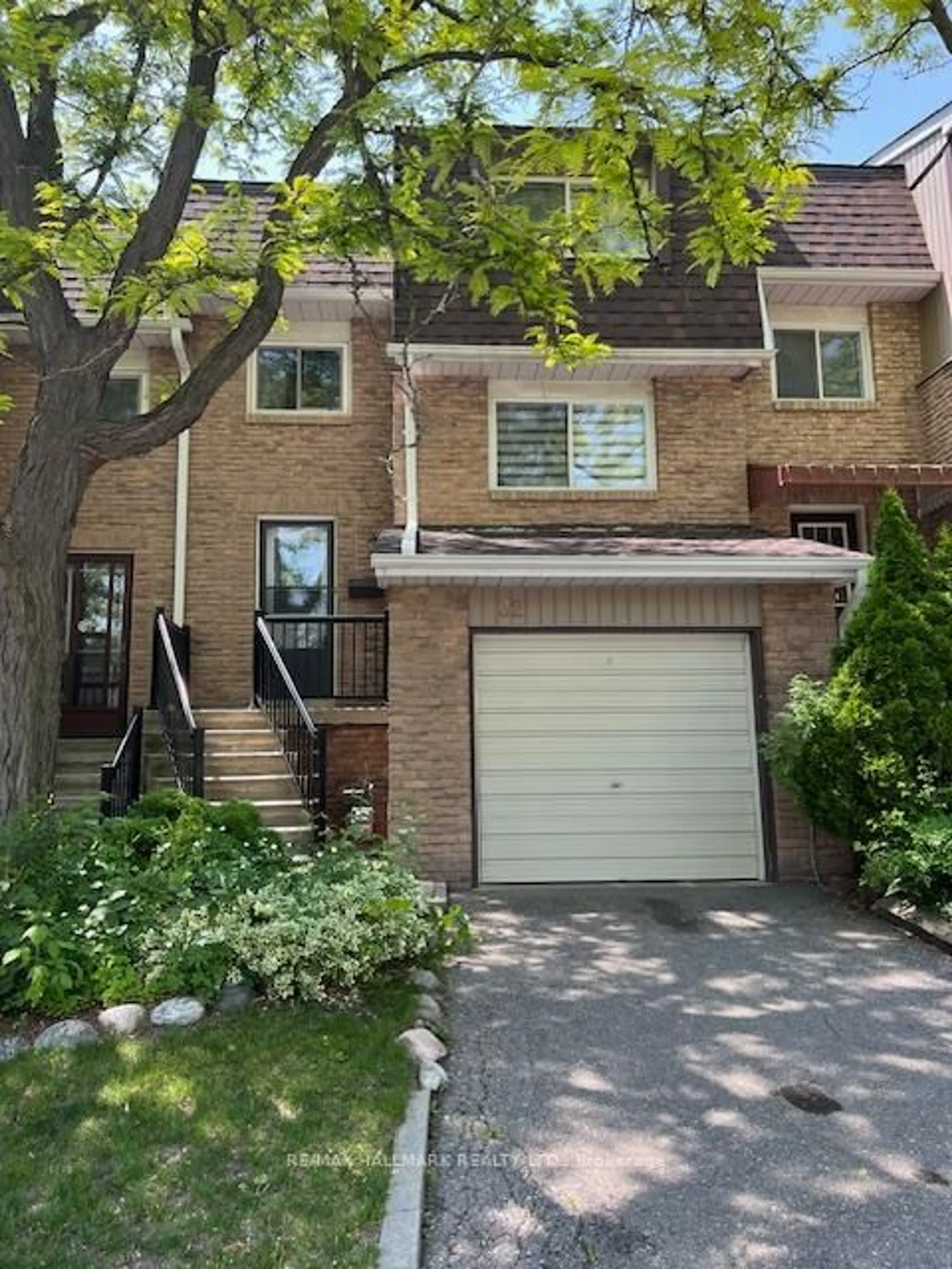 Home with brick exterior material, street for 32 Dunkeld Way, Markham Ontario L3T 4Y9