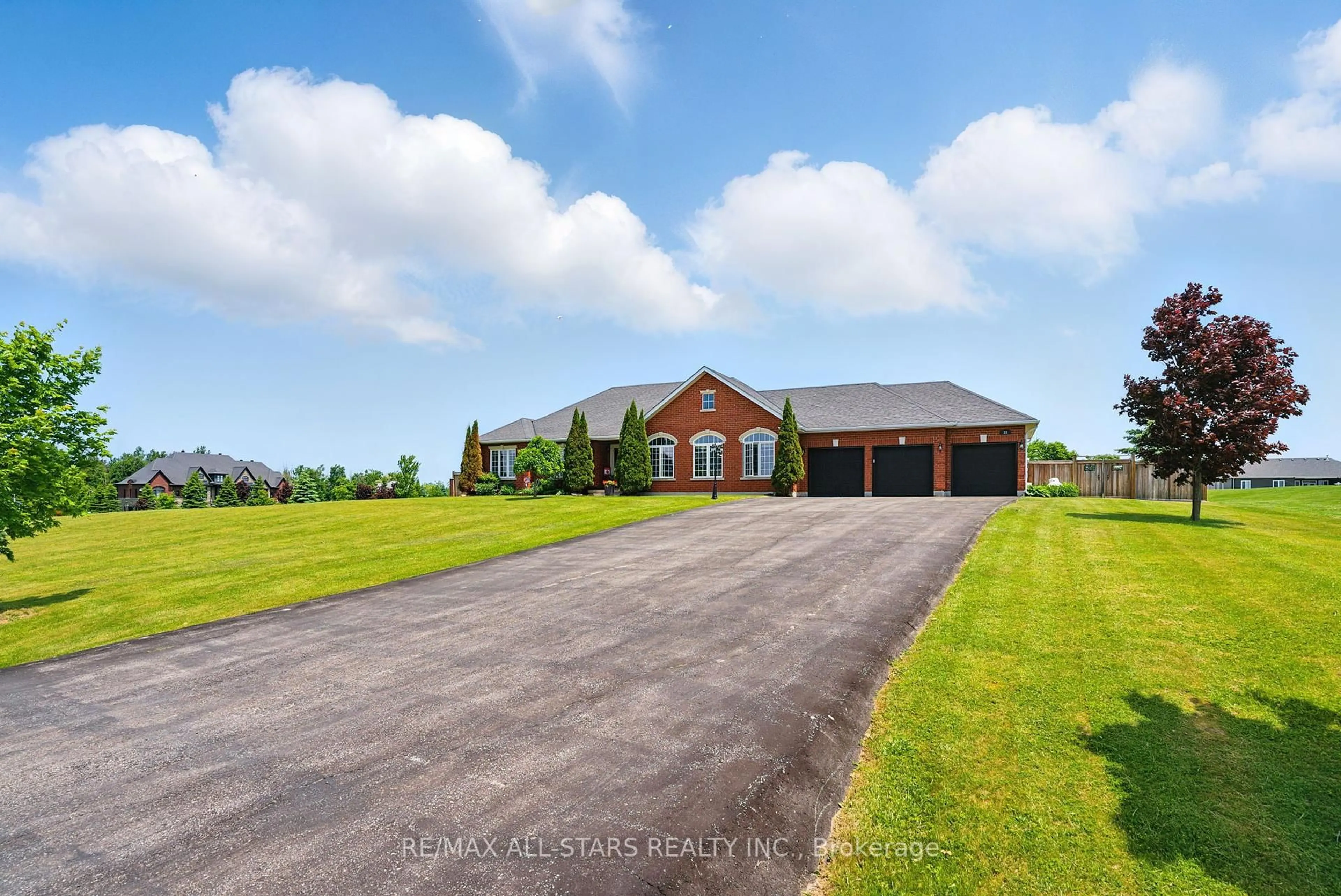 A pic from outside/outdoor area/front of a property/back of a property/a pic from drone, unknown for 28 Bagshaw Cres, Uxbridge Ontario L9P 0A9