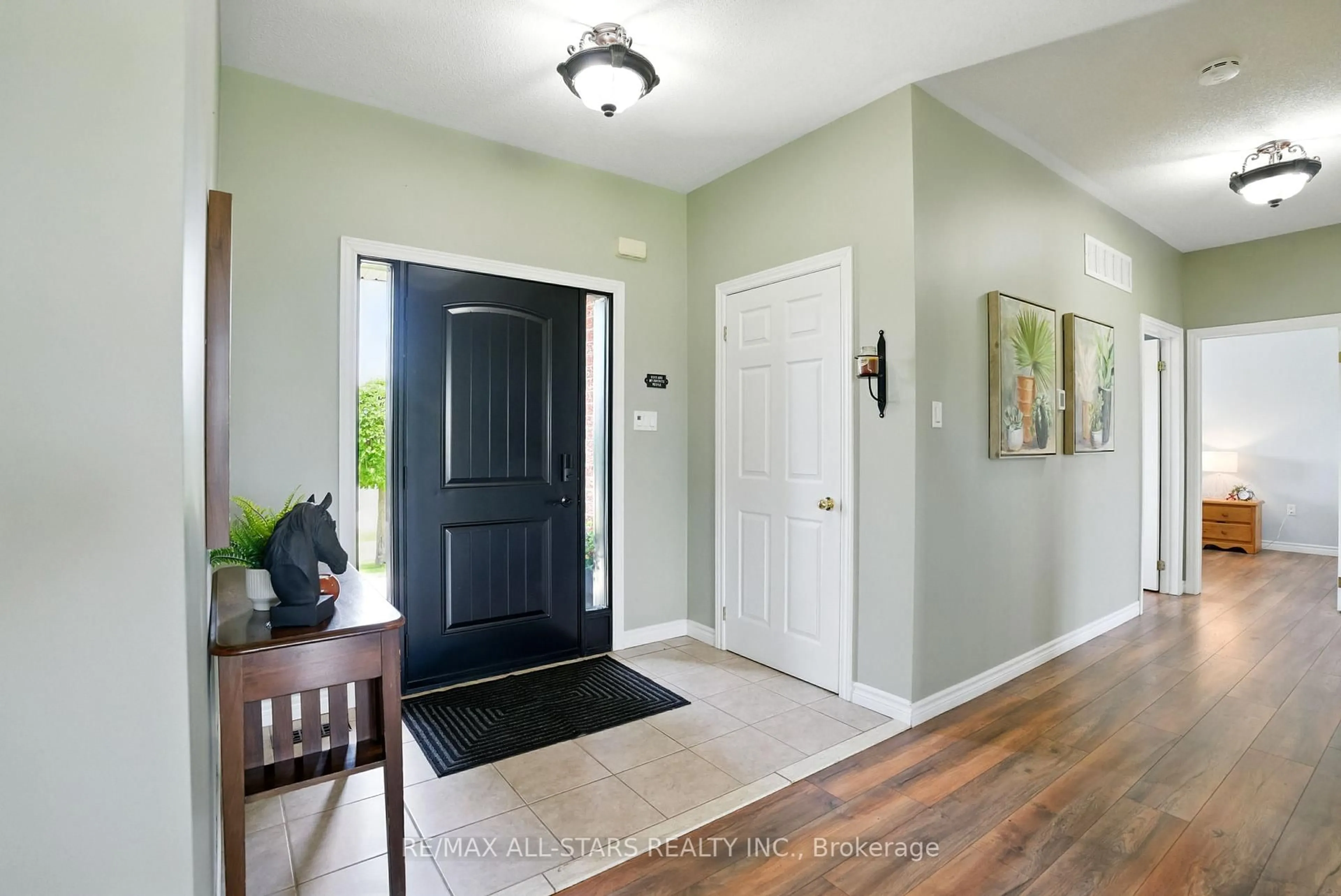 Indoor entryway for 28 Bagshaw Cres, Uxbridge Ontario L9P 0A9