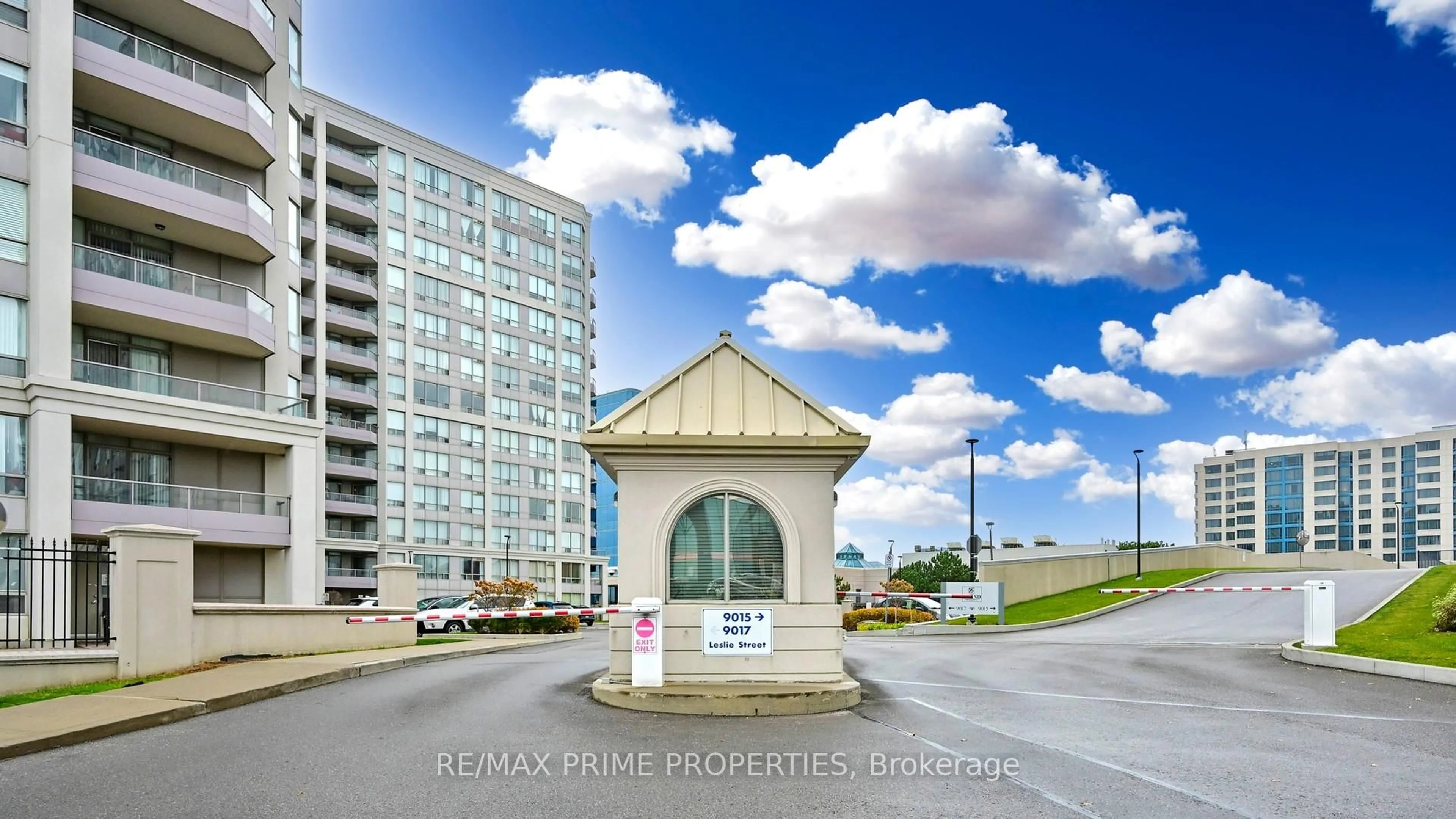 Indoor foyer for 9015 Leslie St #301, Richmond Hill Ontario L4B 4J8