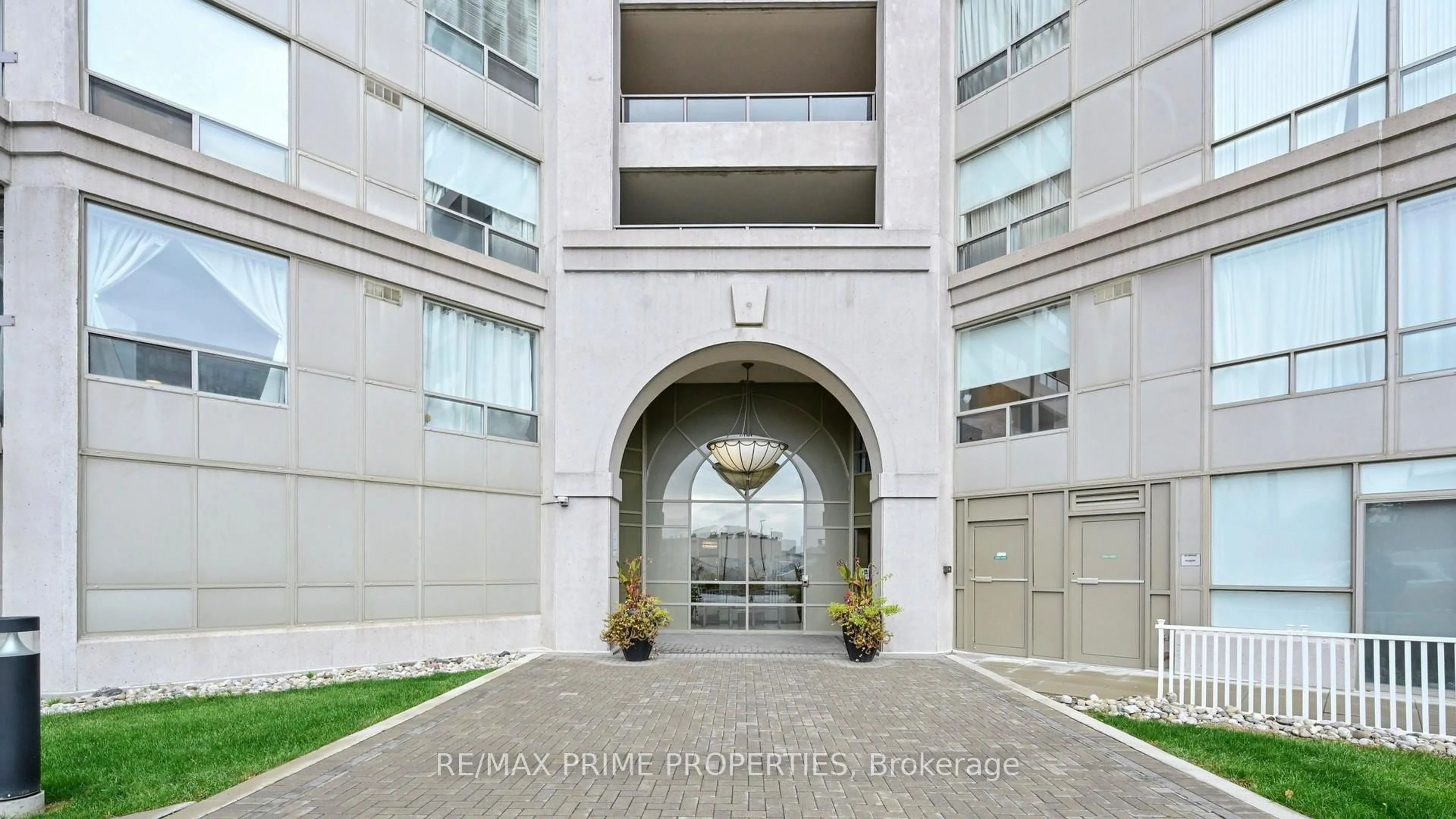 Indoor foyer for 9015 Leslie St #301, Richmond Hill Ontario L4B 4J8