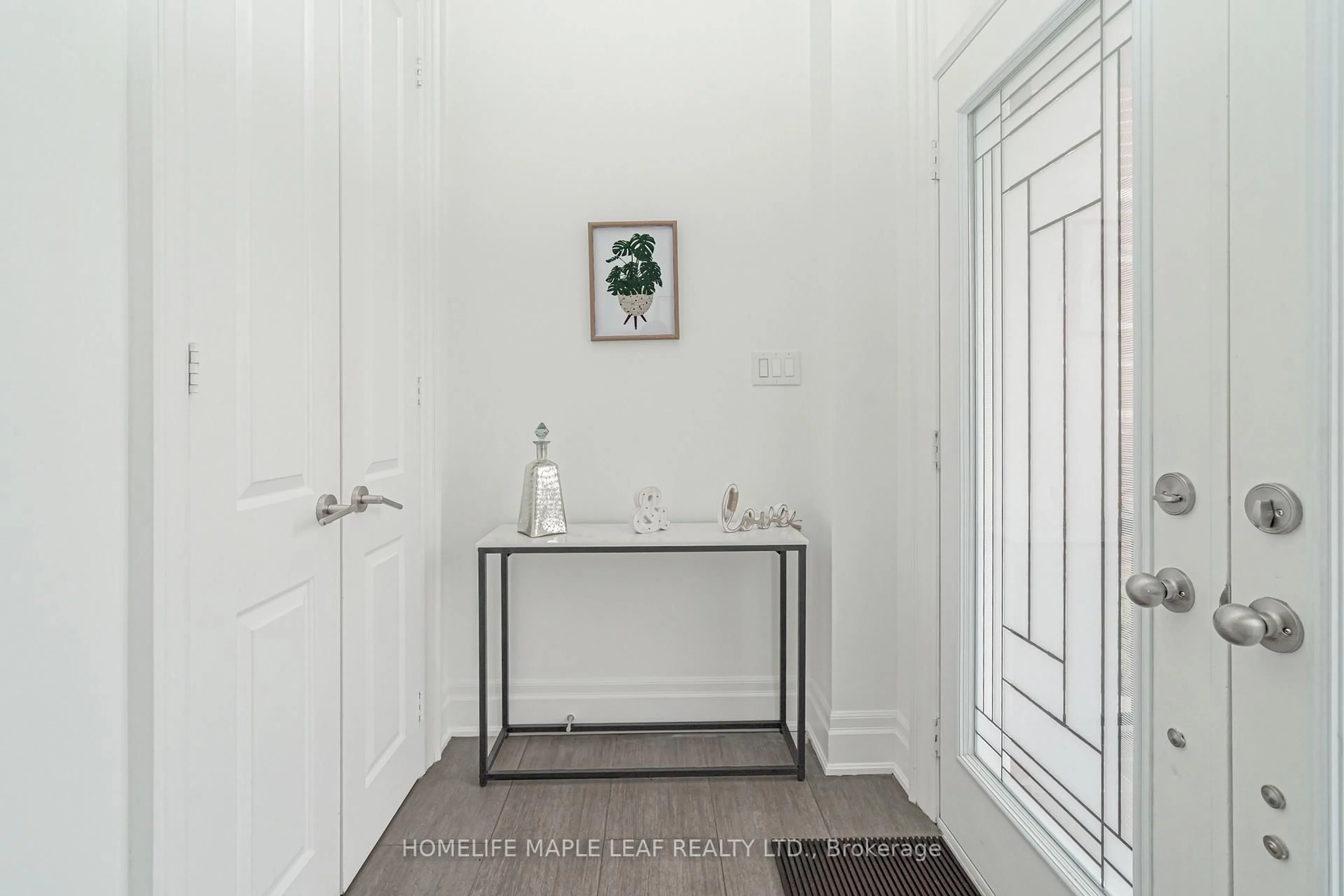 Indoor entryway for 76 Gentile Circ, Vaughan Ontario L4H 3N4