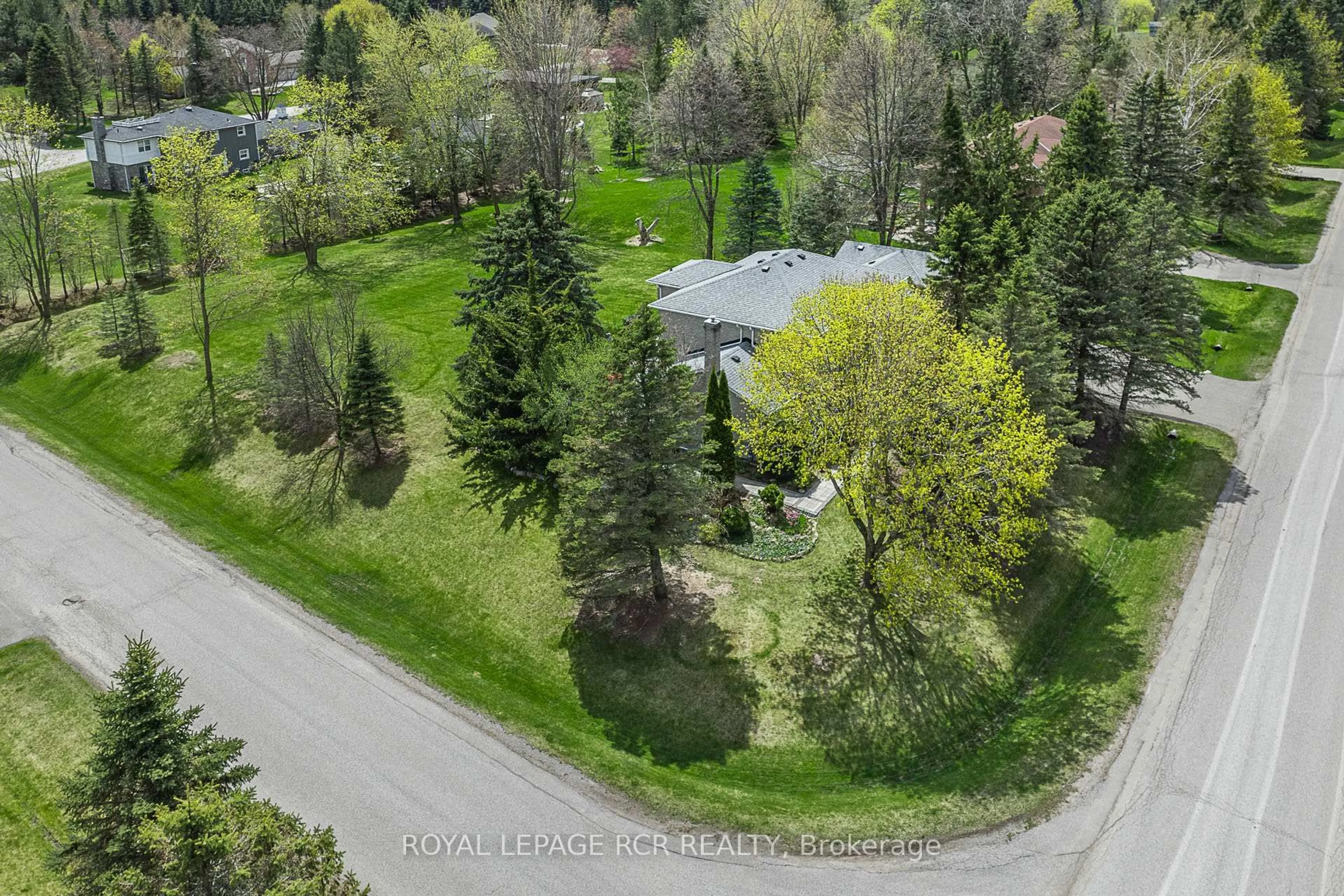 A pic from outside/outdoor area/front of a property/back of a property/a pic from drone, forest/trees view for 6 Marjorie Dr, Whitchurch-Stouffville Ontario L4A 2C8