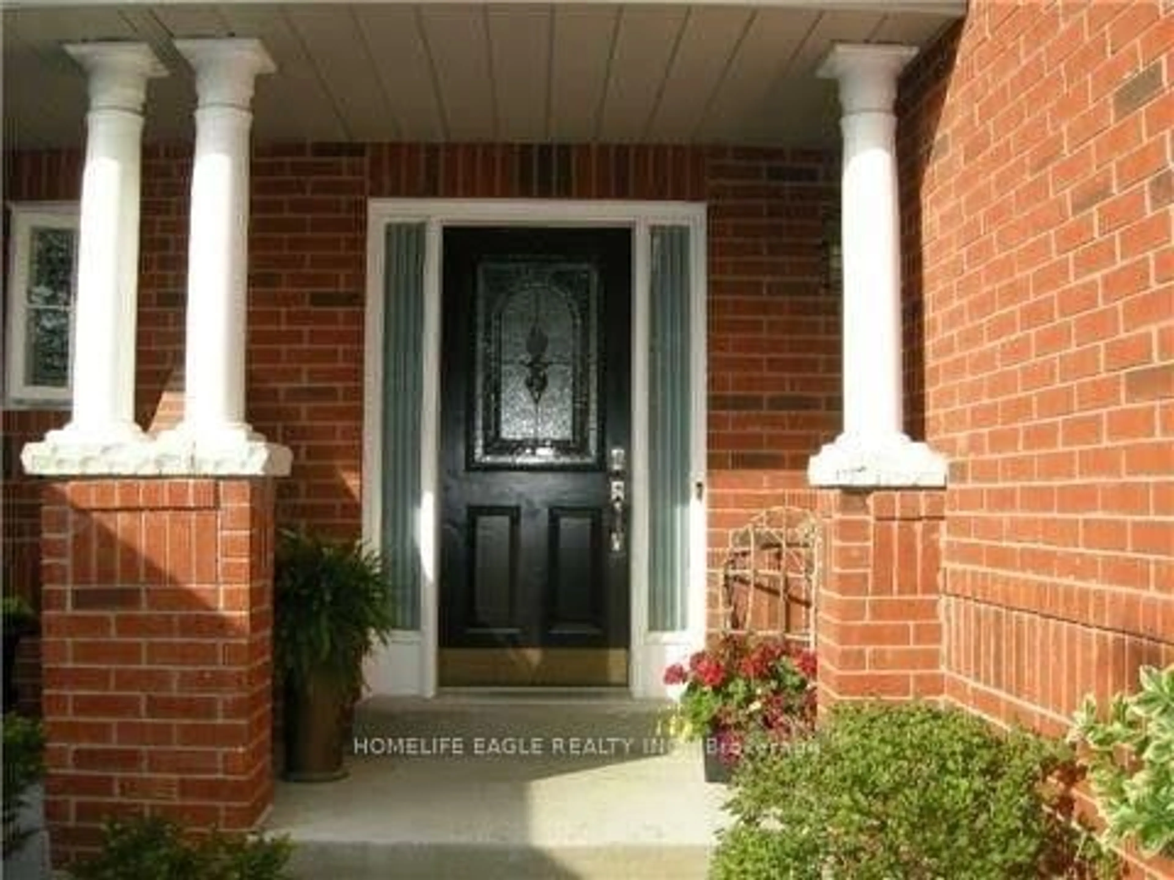 Indoor entryway for 184 Denise Circ, Newmarket Ontario L3X 2K2