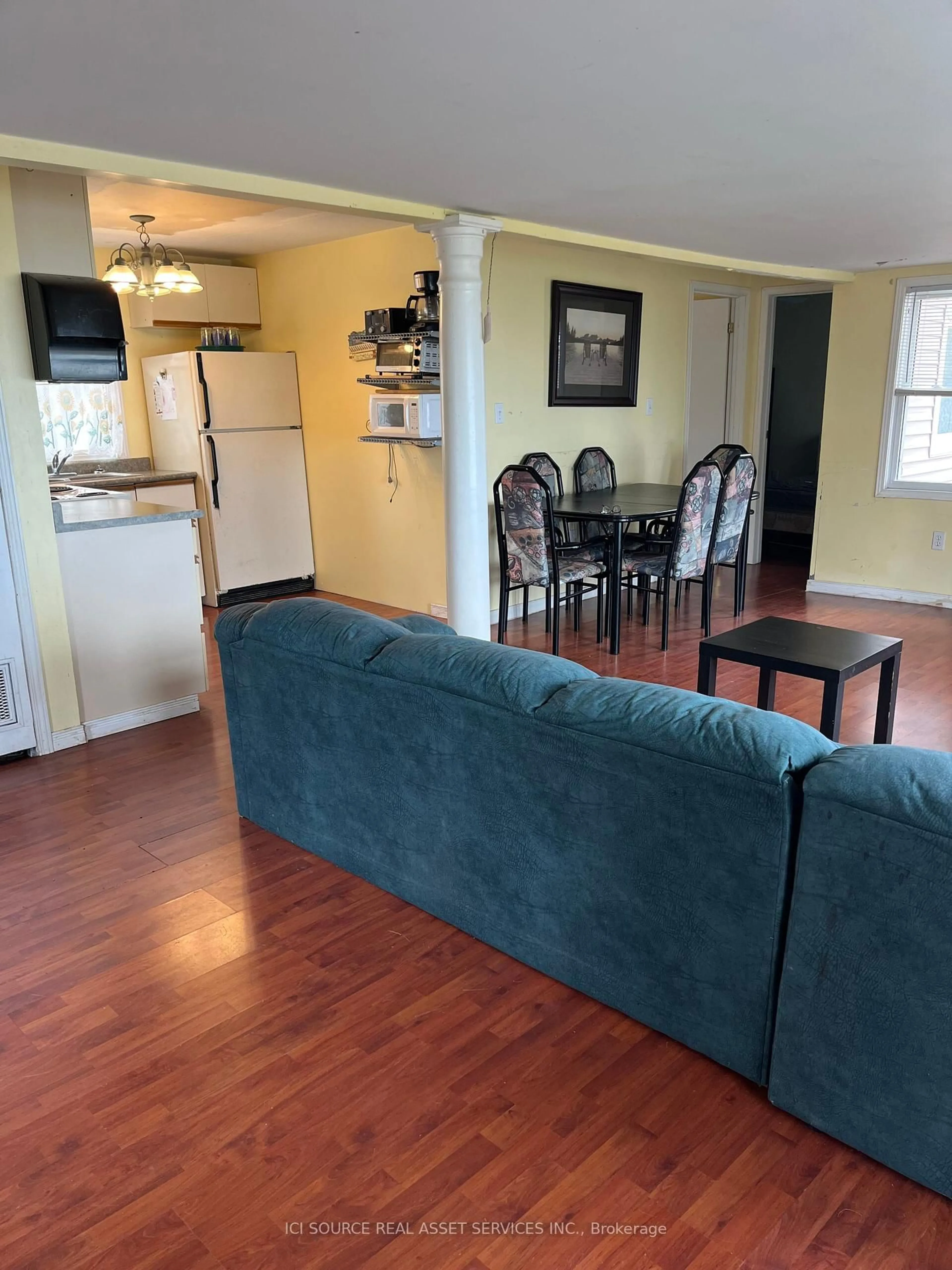 Living room with furniture, unknown for 704 Loon Rd, Georgina Islands Ontario L0E 1R0
