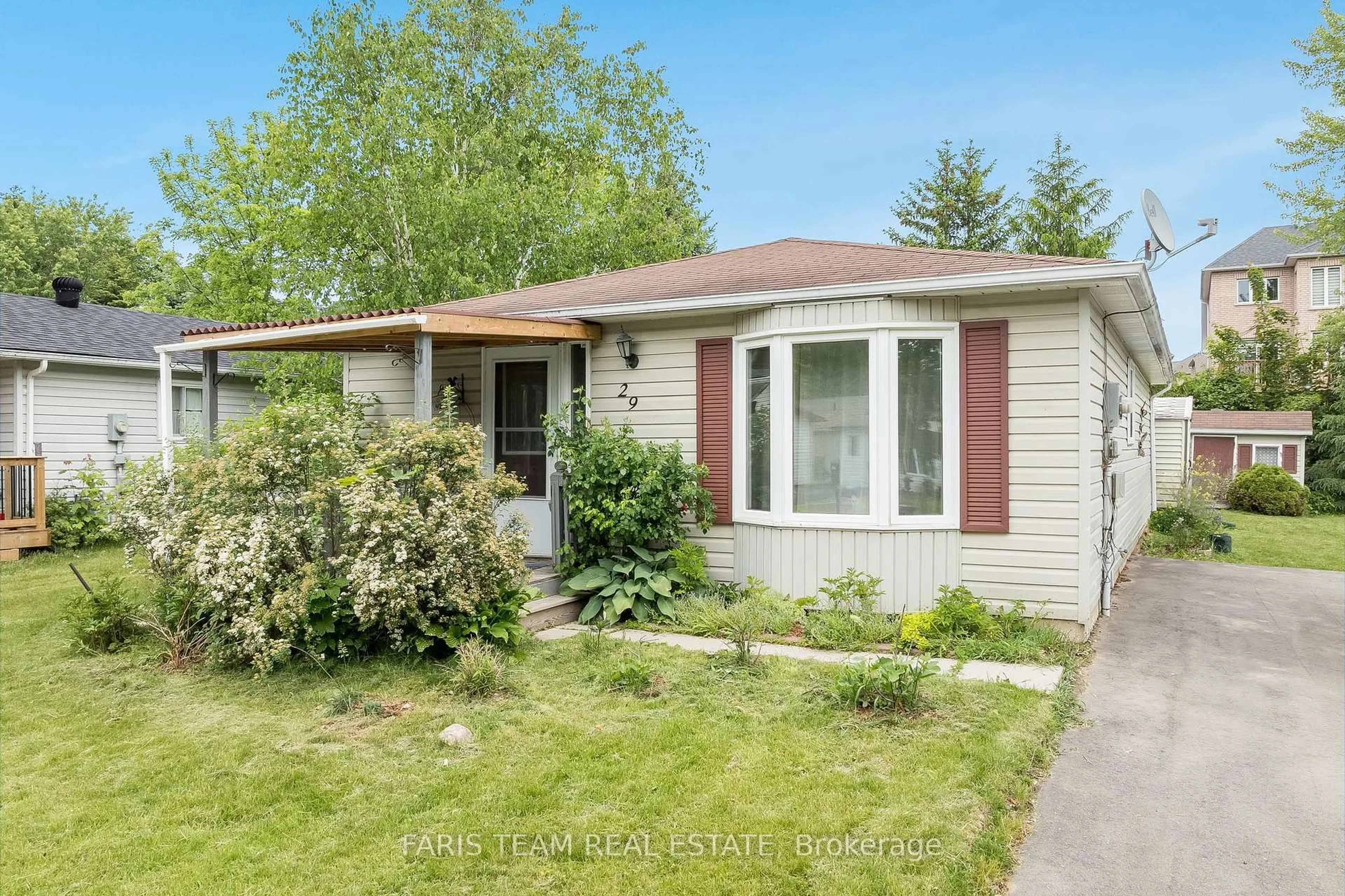 Home with vinyl exterior material, street for 29 Royal Oak Dr, Innisfil Ontario L0L 1L0