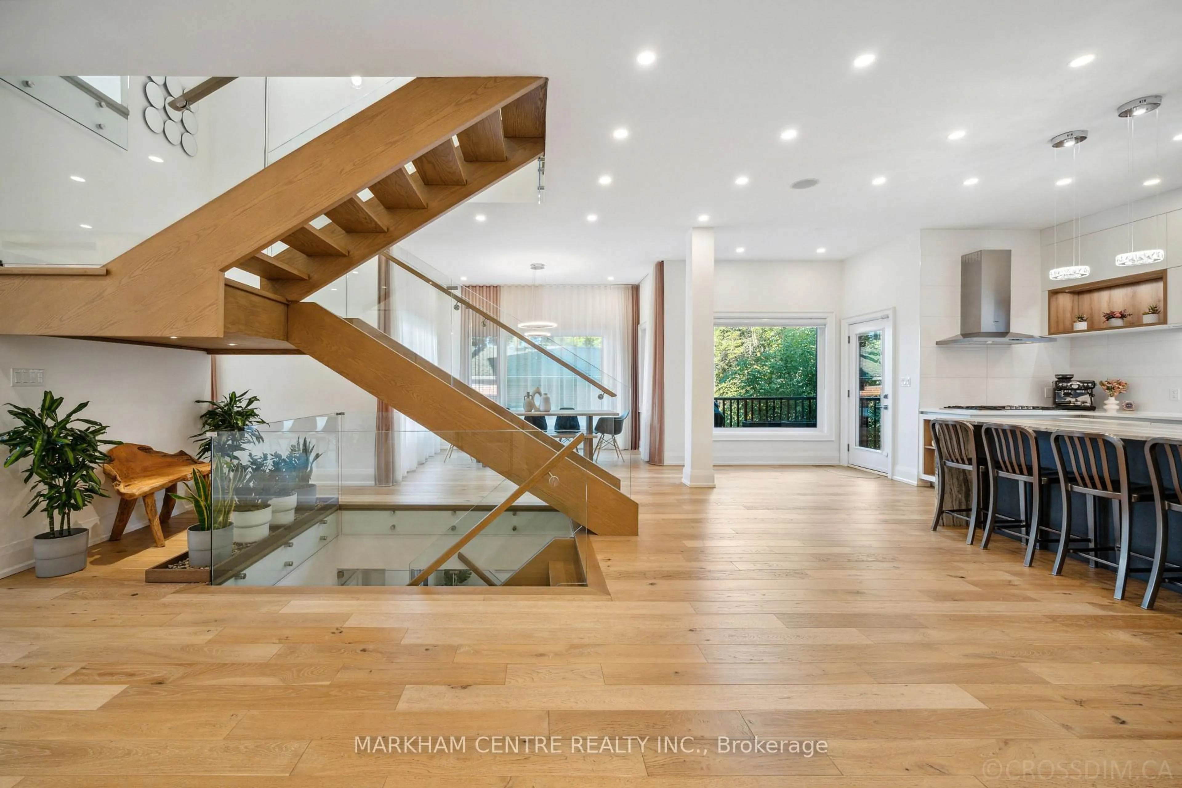 Indoor foyer for 78 Monkswood Cres, Newmarket Ontario L3Y 2K1