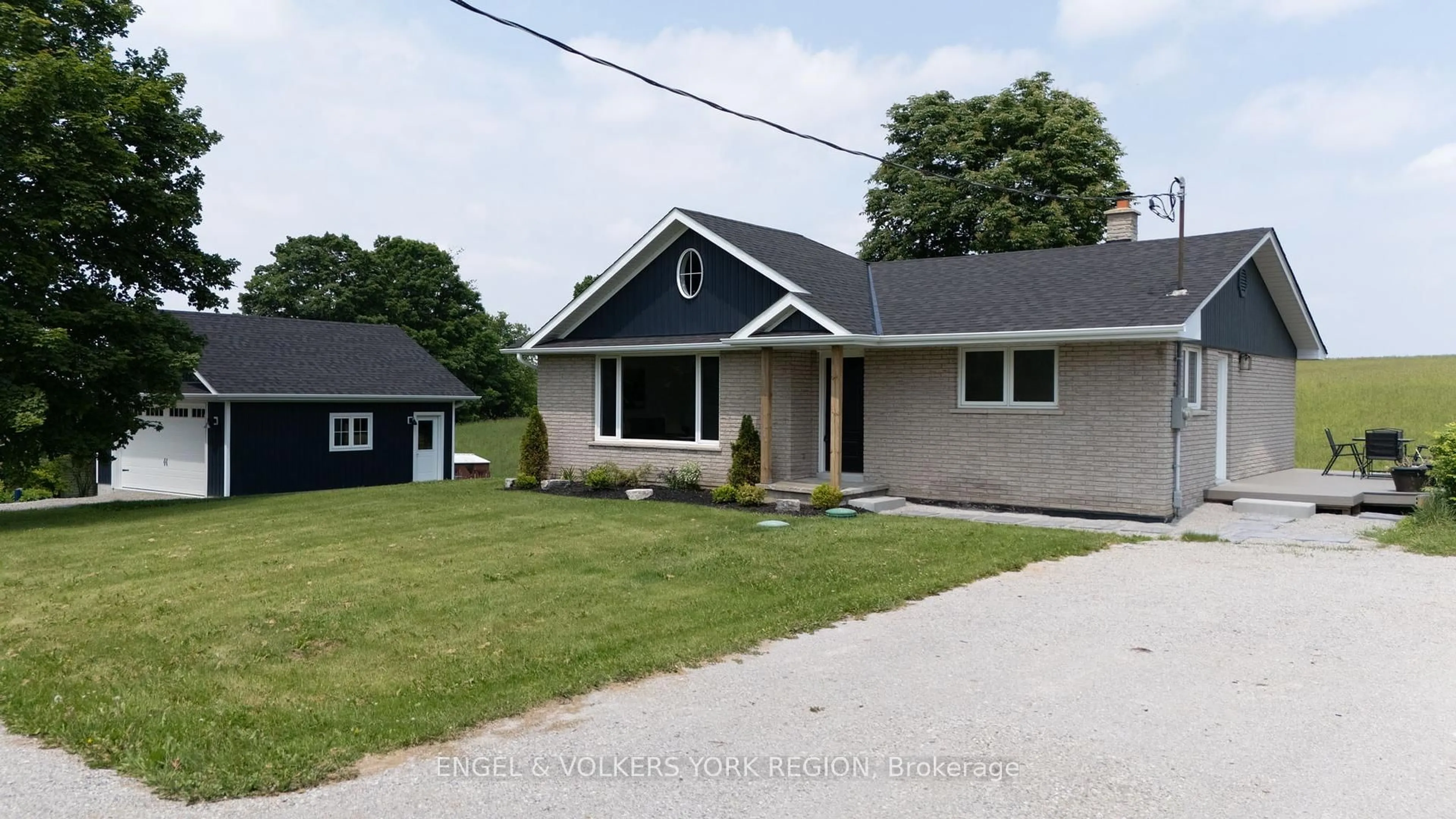 Home with vinyl exterior material, street for 2754 County Road 89, Innisfil Ontario L0L 1L0