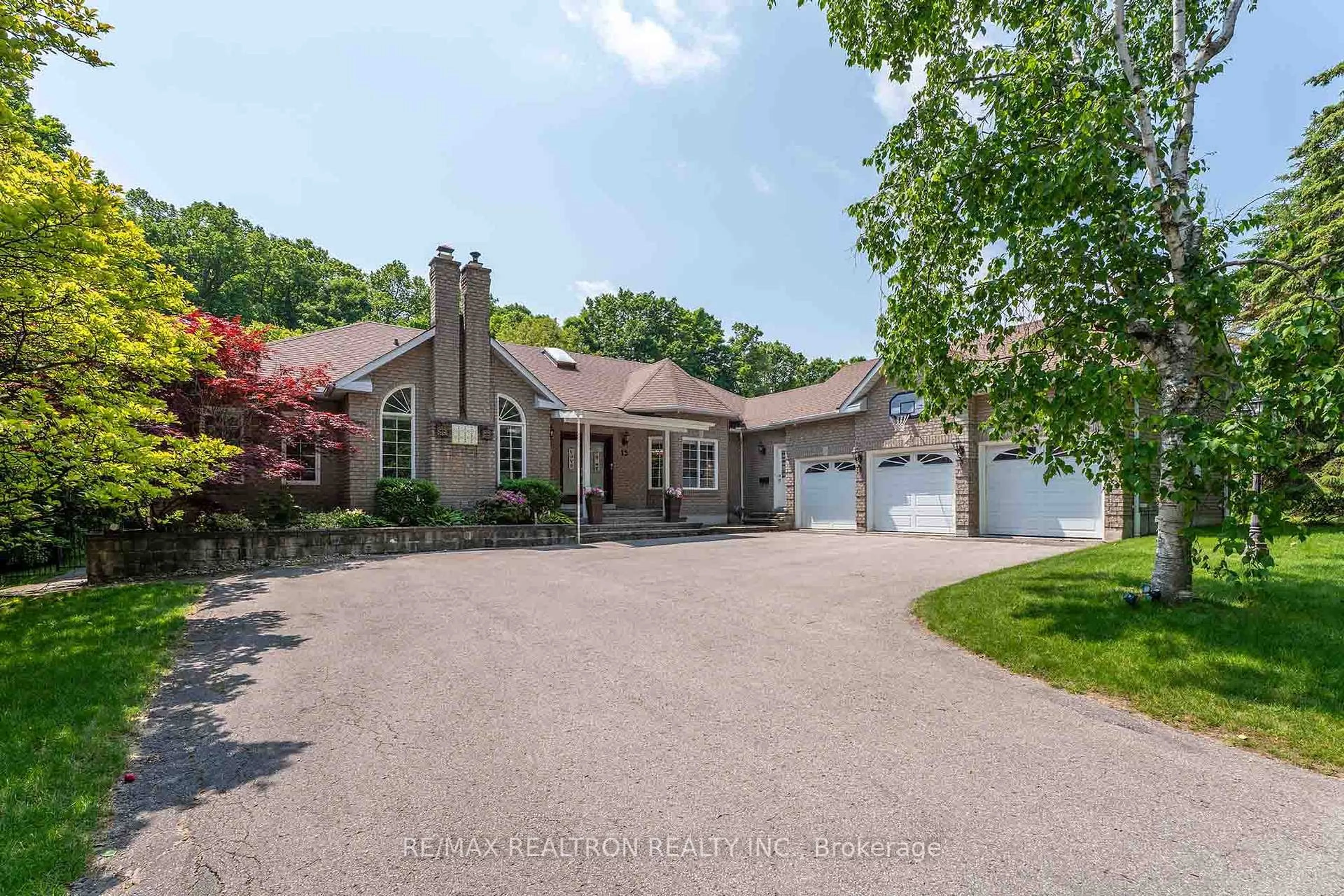 A pic from outside/outdoor area/front of a property/back of a property/a pic from drone, street for 15 Treegrove Circ, Aurora Ontario L4G 6M1