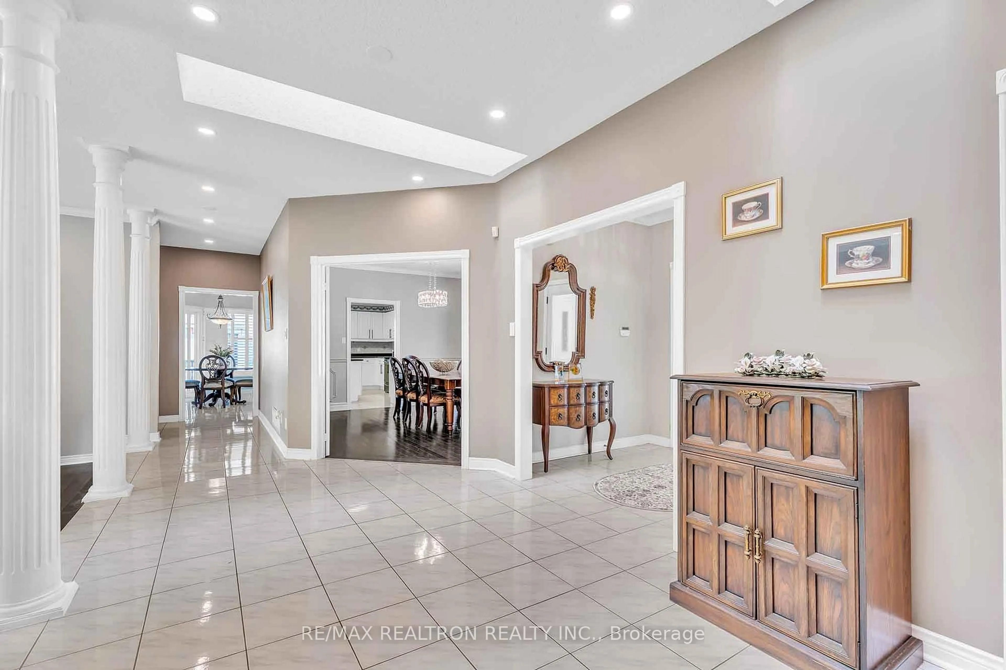 Indoor foyer for 15 Treegrove Circ, Aurora Ontario L4G 6M1