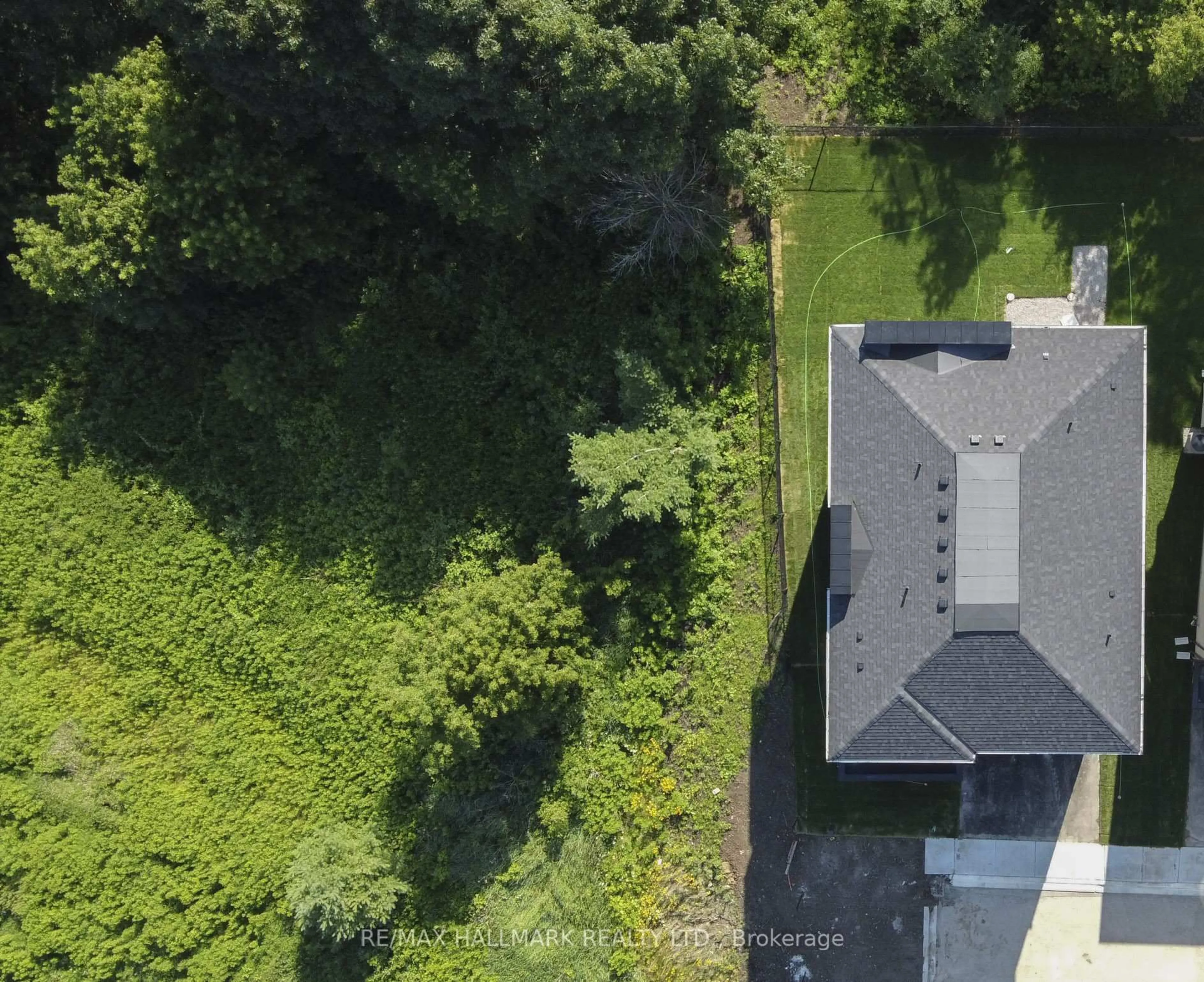 A pic from outside/outdoor area/front of a property/back of a property/a pic from drone, street for 23 Kingwood Lane, Aurora Ontario L4G 6W4