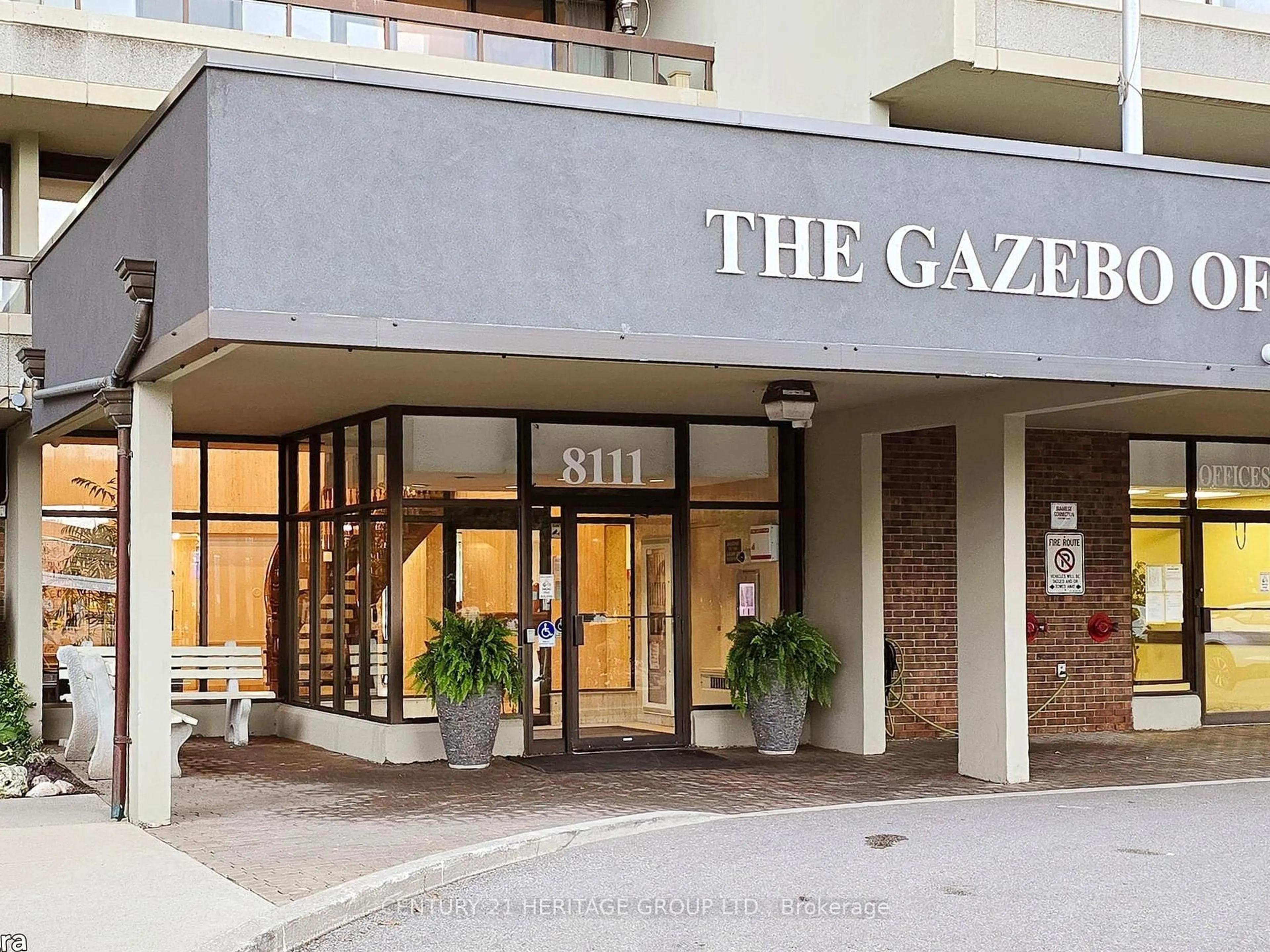 Indoor foyer for 8111 Yonge St #1212, Markham Ontario L3T 4V9