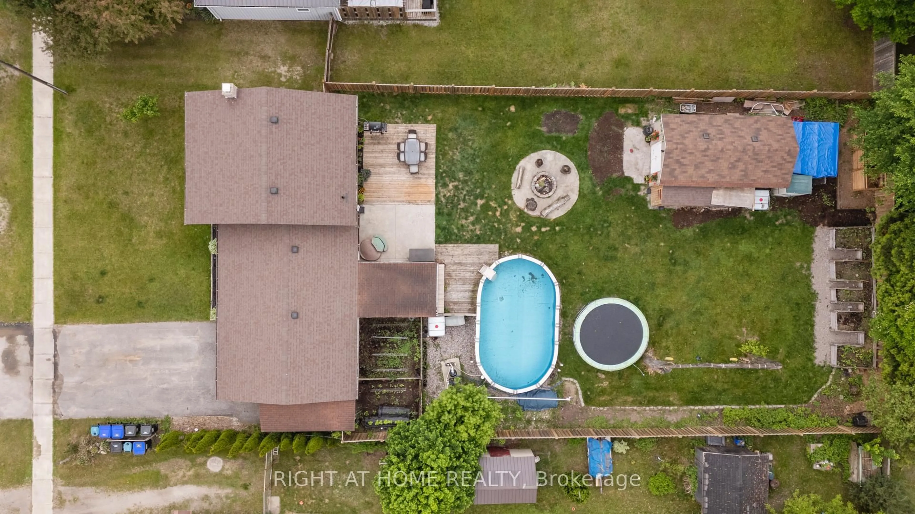 A pic from outside/outdoor area/front of a property/back of a property/a pic from drone, street for 124 Sydenham St, Essa Ontario L0M 1B0