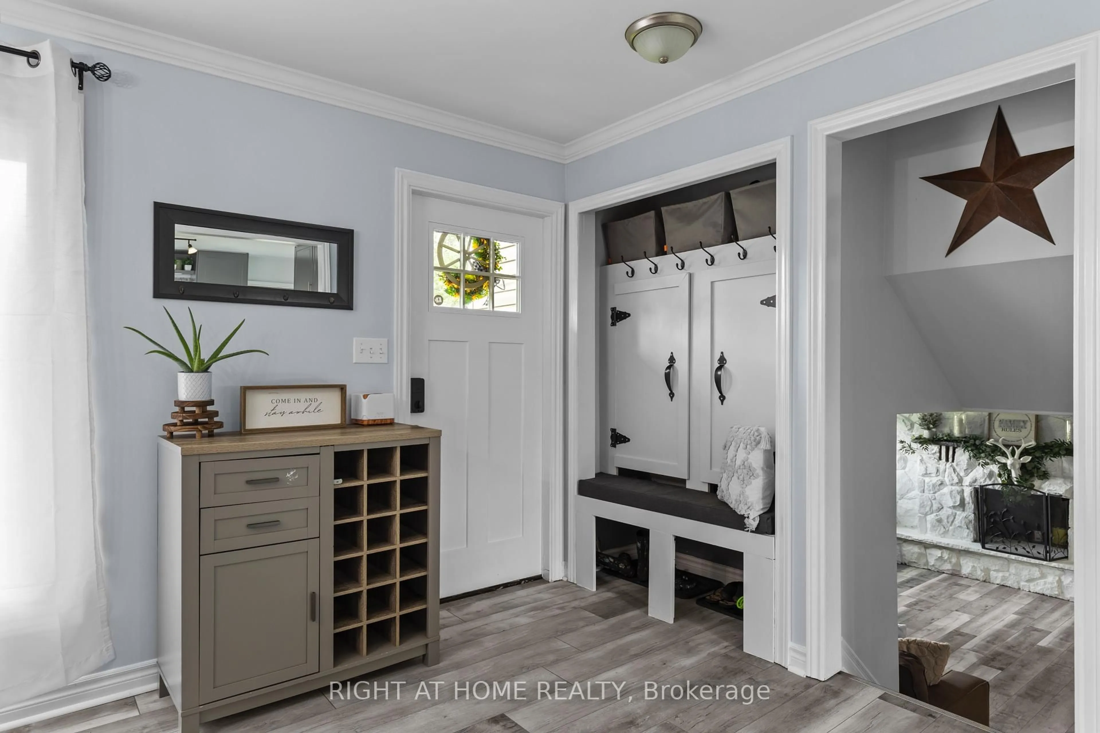 Indoor entryway for 124 Sydenham St, Essa Ontario L0M 1B0