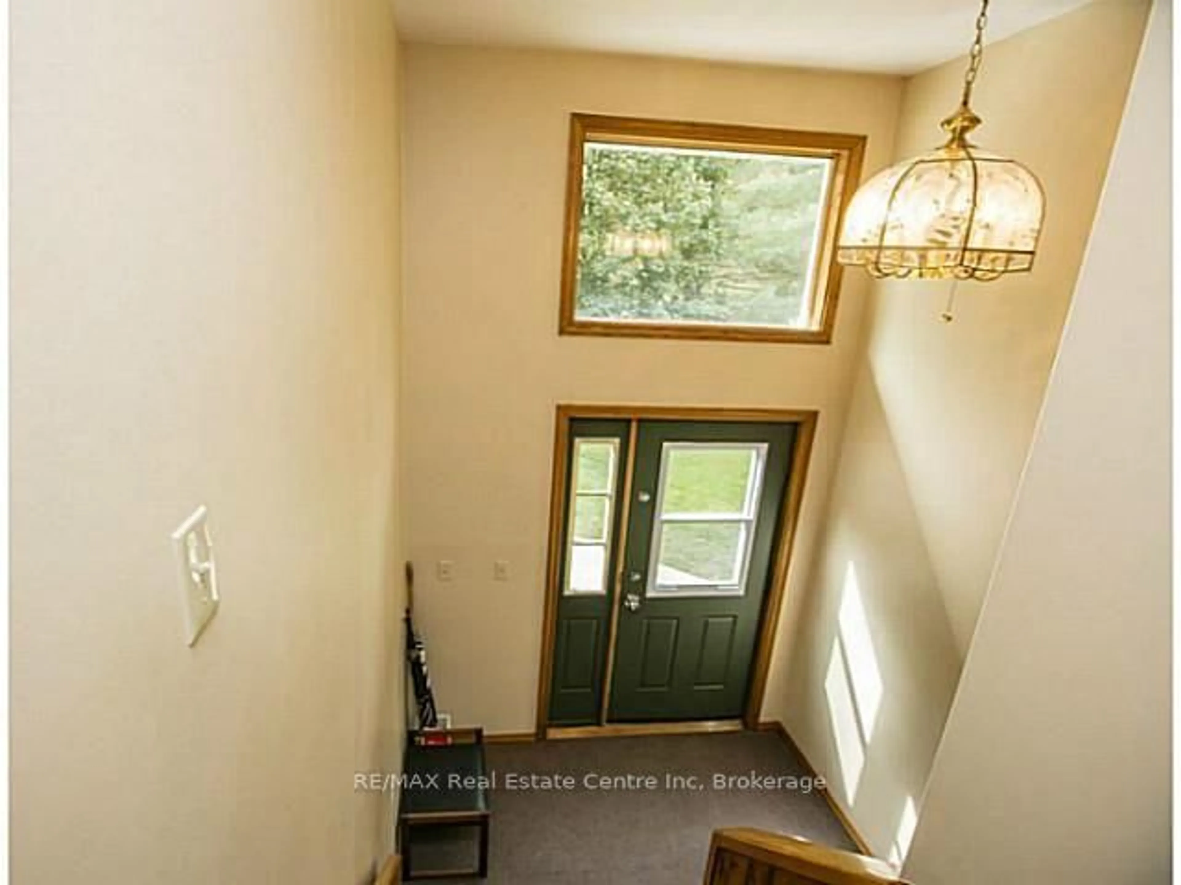 Indoor foyer for 28 Pinegrove Cres, Adjala-Tosorontio Ontario L0M 1M0