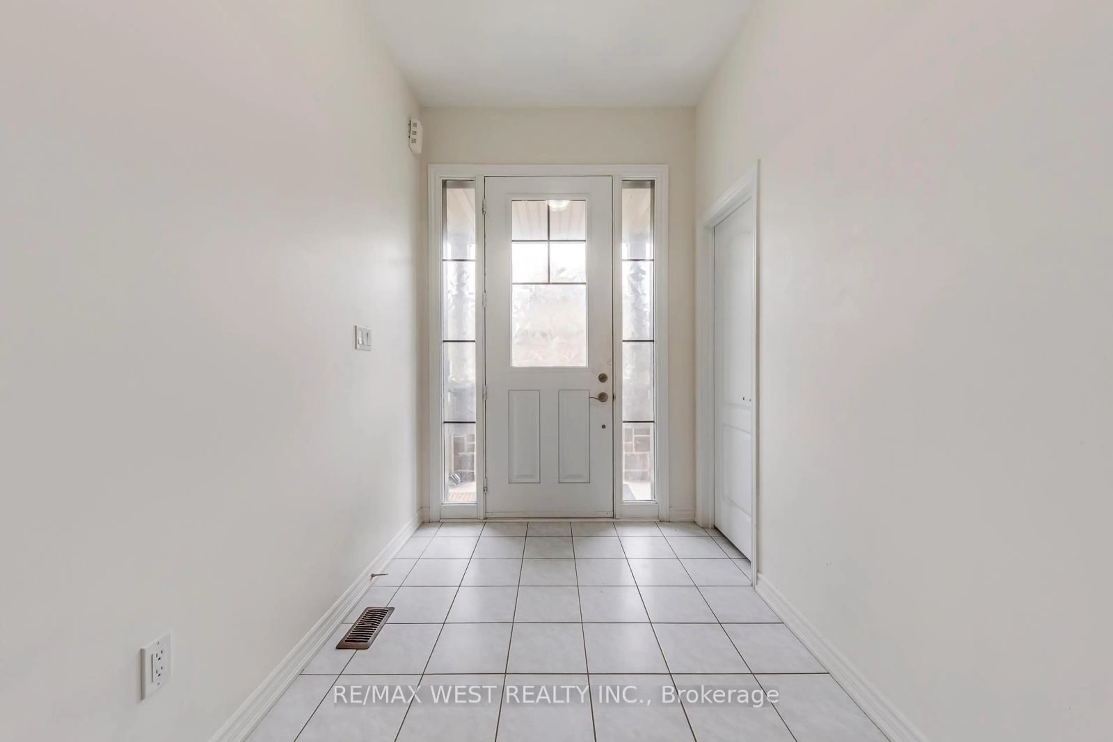 Indoor entryway for 286 Danny Wheeler Blvd, Georgina Ontario L4P 0J9