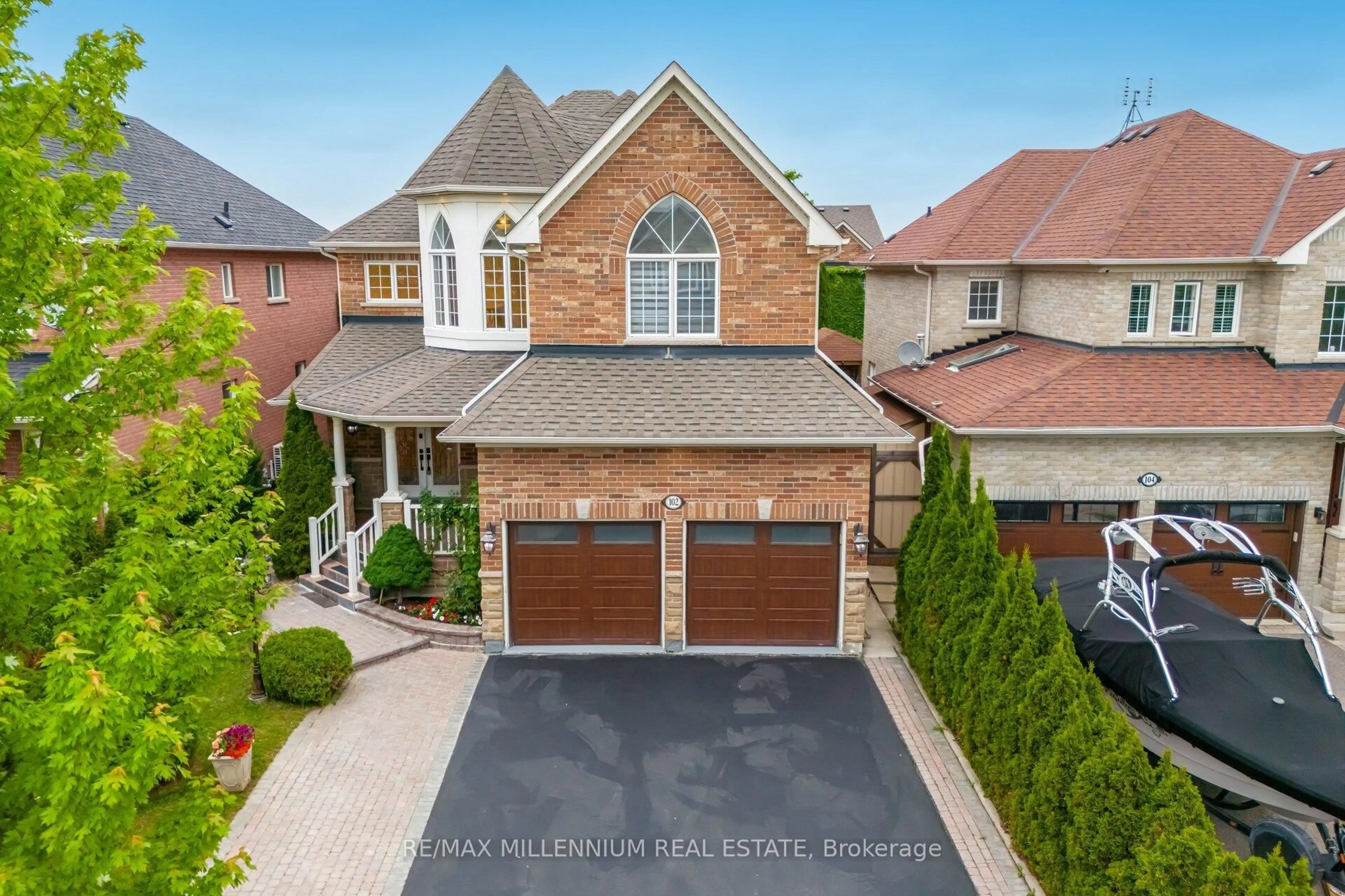 A pic from outside/outdoor area/front of a property/back of a property/a pic from drone, street for 102 Laurier Ave, Richmond Hill Ontario L4E 4P6