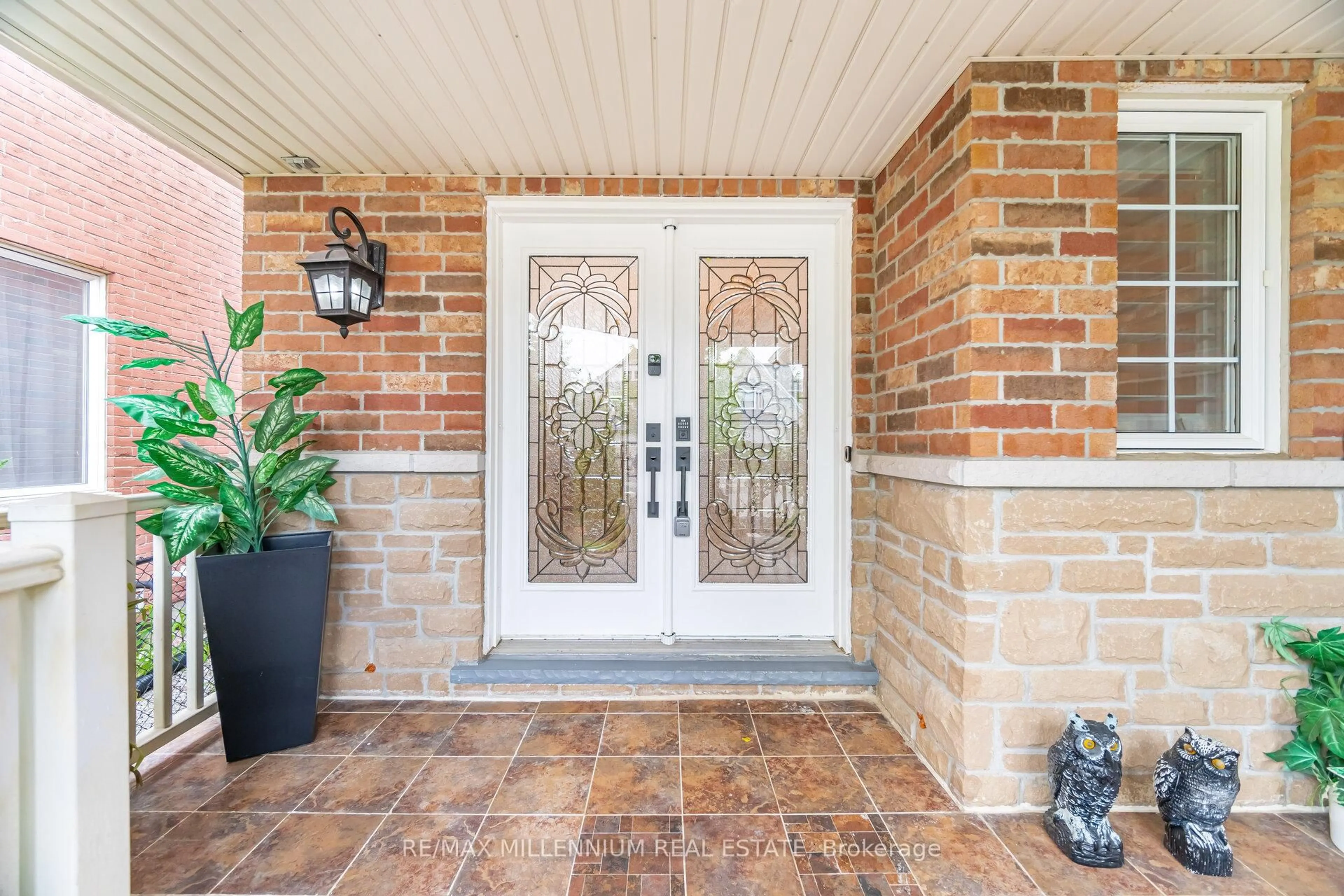 Indoor entryway for 102 Laurier Ave, Richmond Hill Ontario L4E 4P6