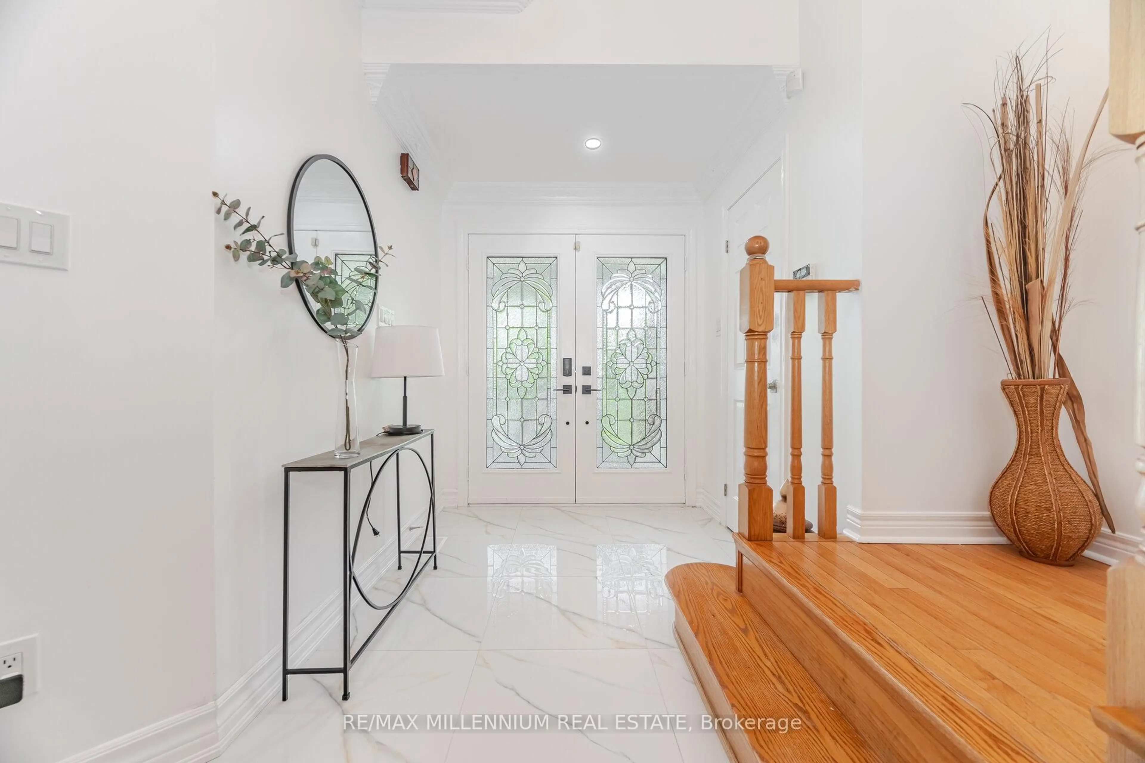 Indoor entryway for 102 Laurier Ave, Richmond Hill Ontario L4E 4P6