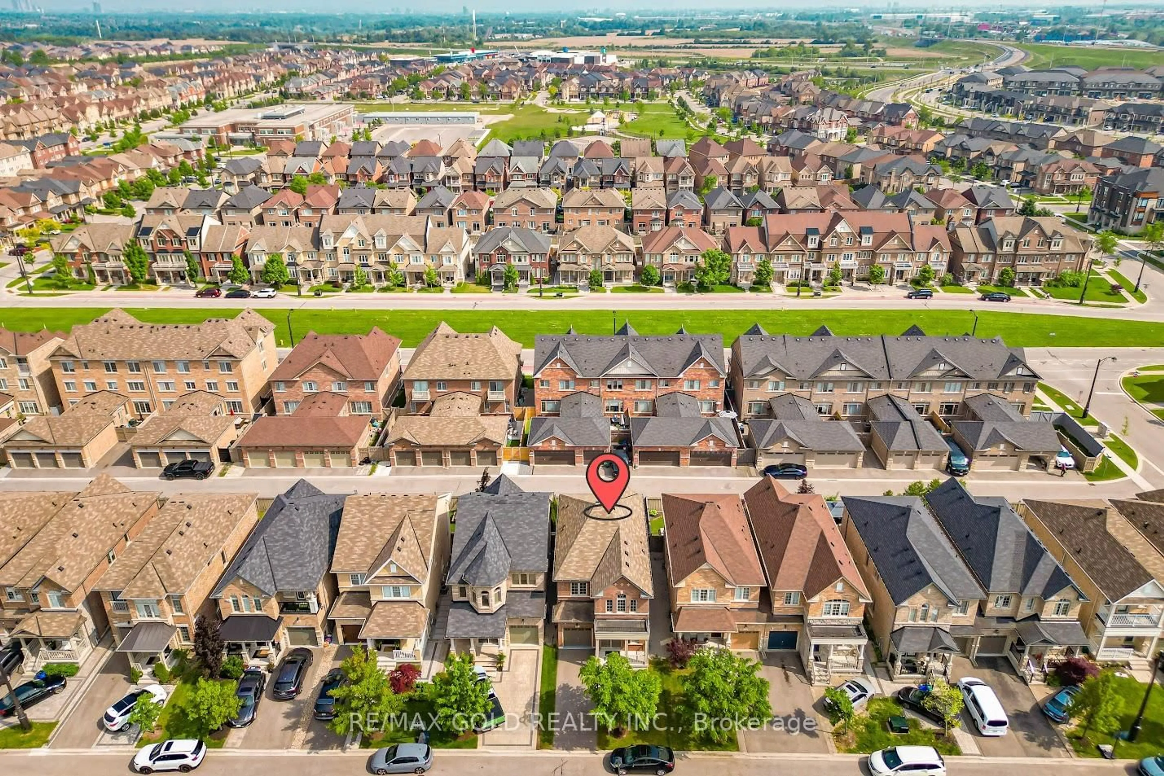 A pic from outside/outdoor area/front of a property/back of a property/a pic from drone, street for 238 Kincardine St, Vaughan Ontario L4H 4H9