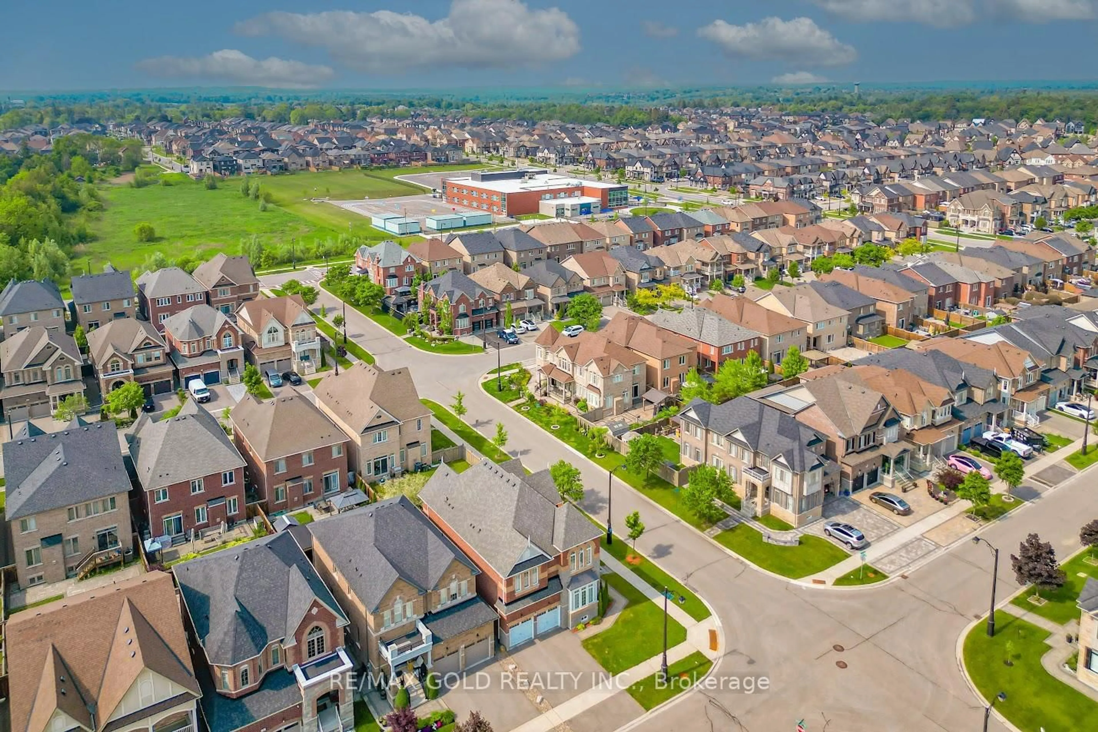 A pic from outside/outdoor area/front of a property/back of a property/a pic from drone, street for 238 Kincardine St, Vaughan Ontario L4H 4H9