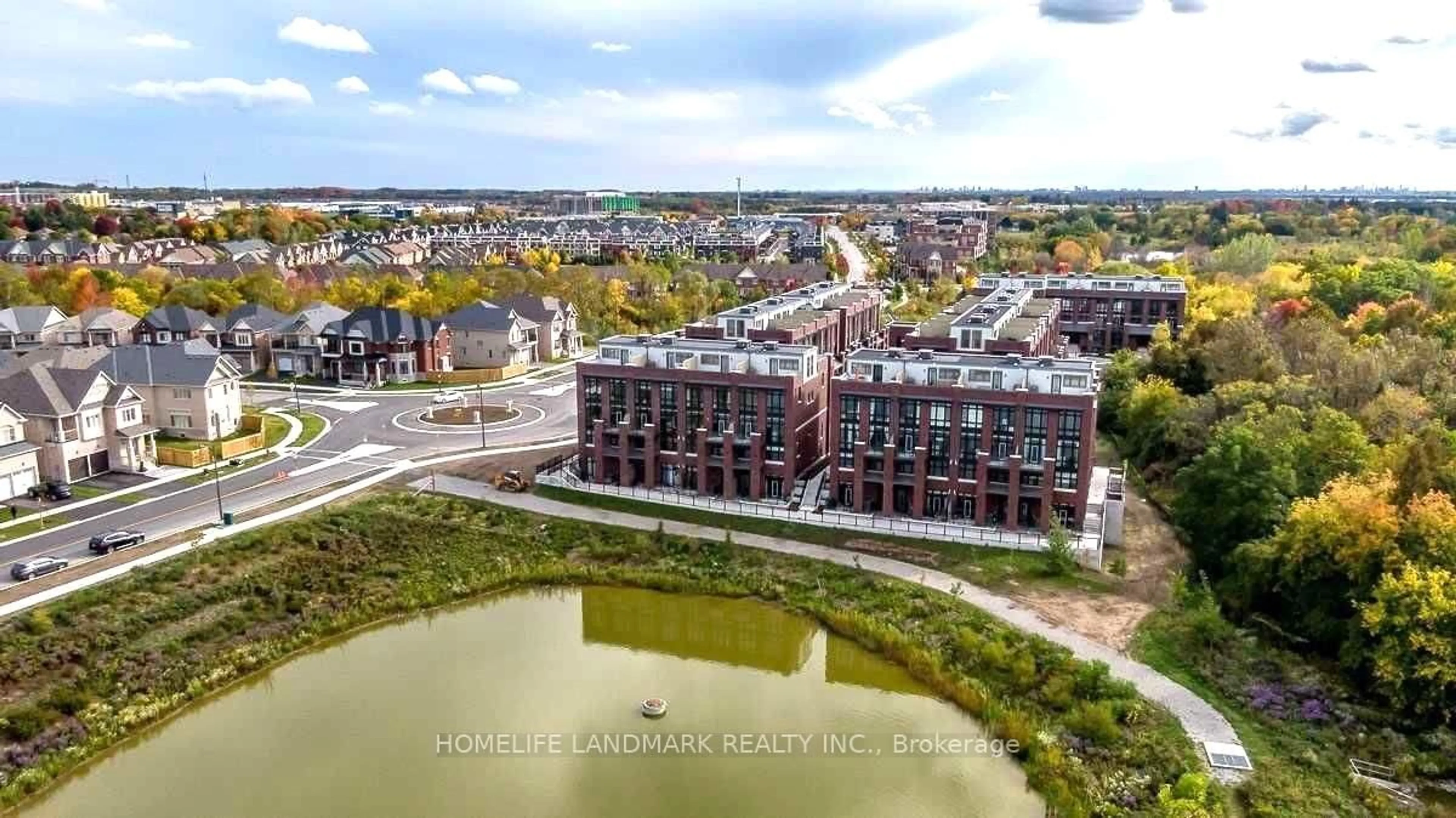 A pic from outside/outdoor area/front of a property/back of a property/a pic from drone, unknown for 7 bellcastle Gate #433, Whitchurch-Stouffville Ontario L4A 4T4