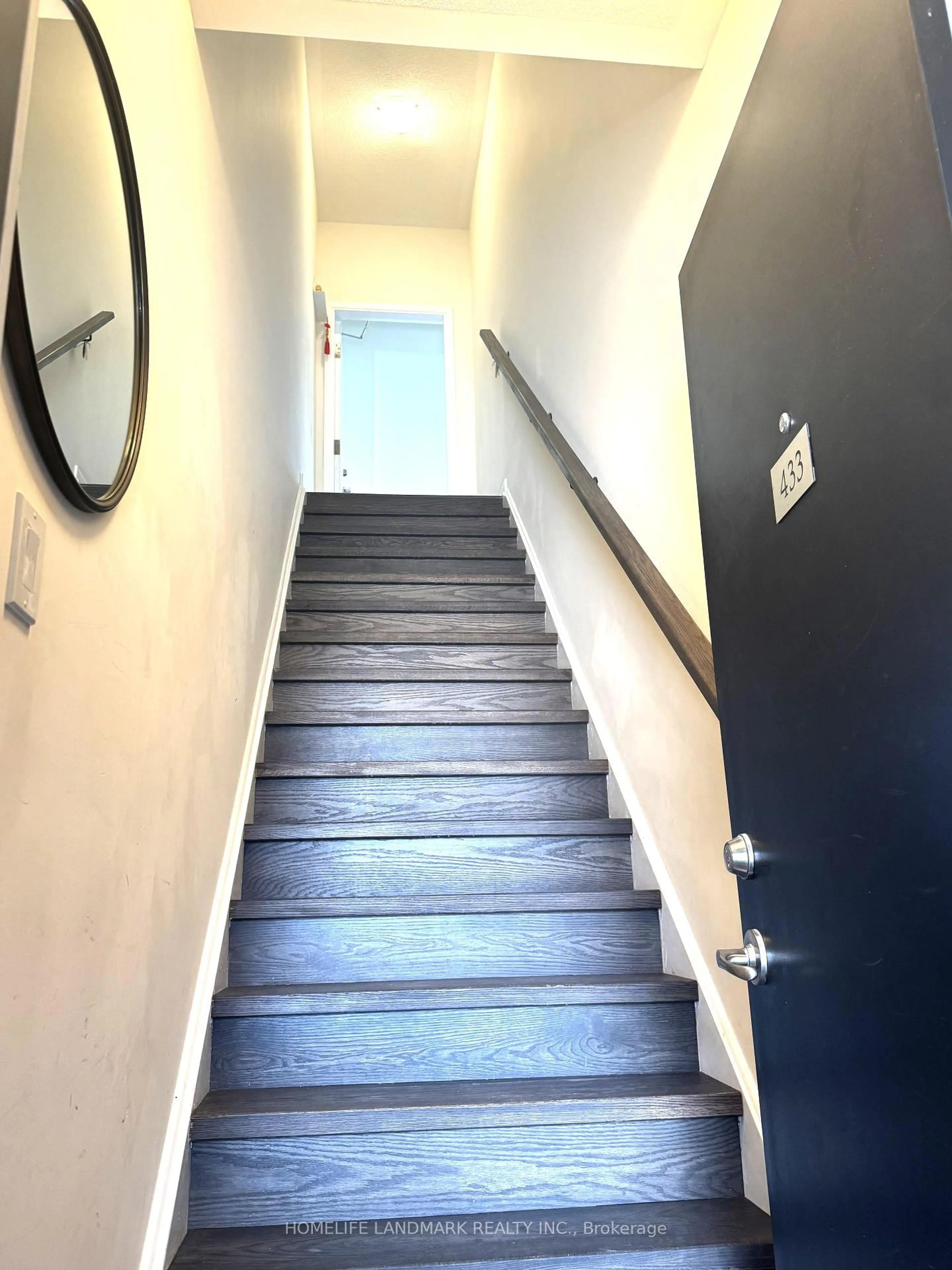 Stairs for 7 bellcastle Gate #433, Whitchurch-Stouffville Ontario L4A 4T4