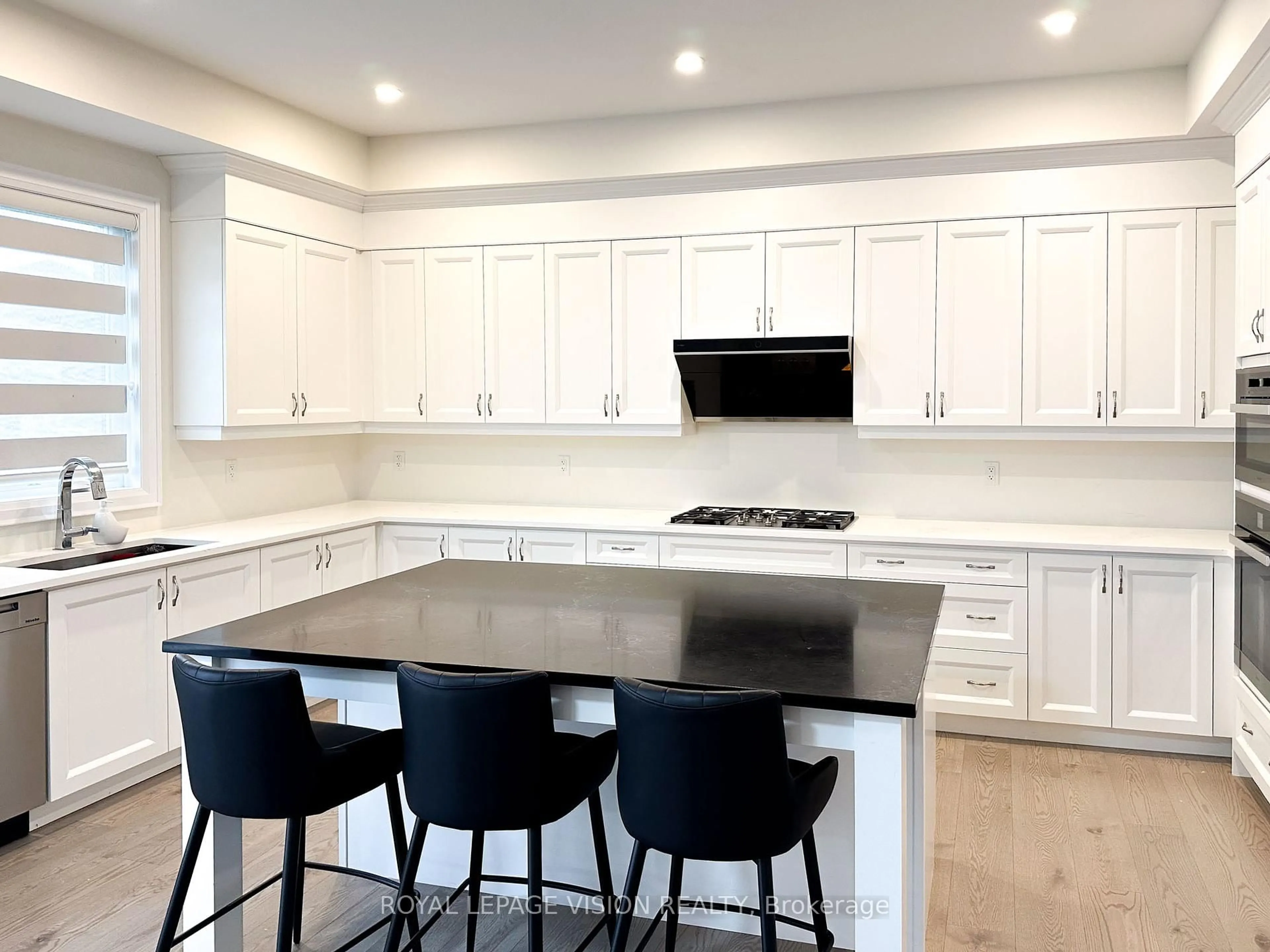 Contemporary kitchen, unknown for 139 Ballantyne Blvd, Vaughan Ontario L3L 0E6