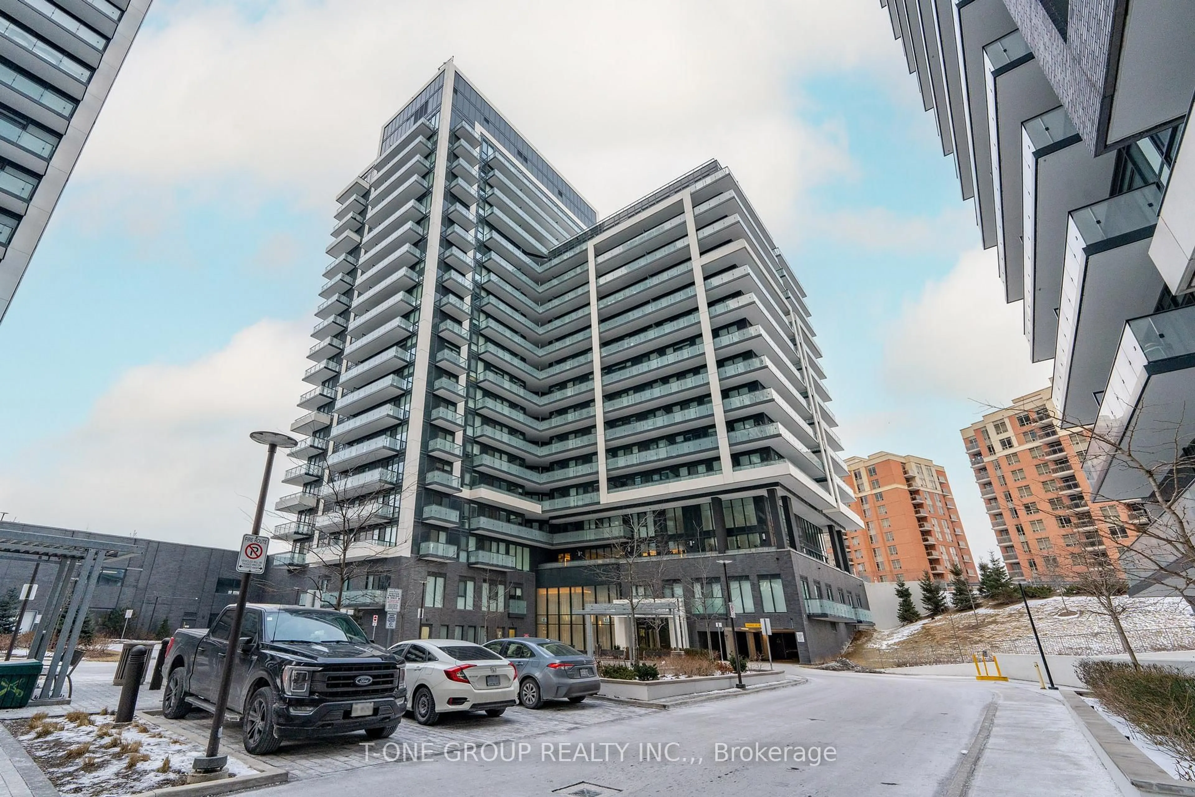 Indoor foyer for 85 Oneida Cres #1514, Richmond Hill Ontario L4B 0H4