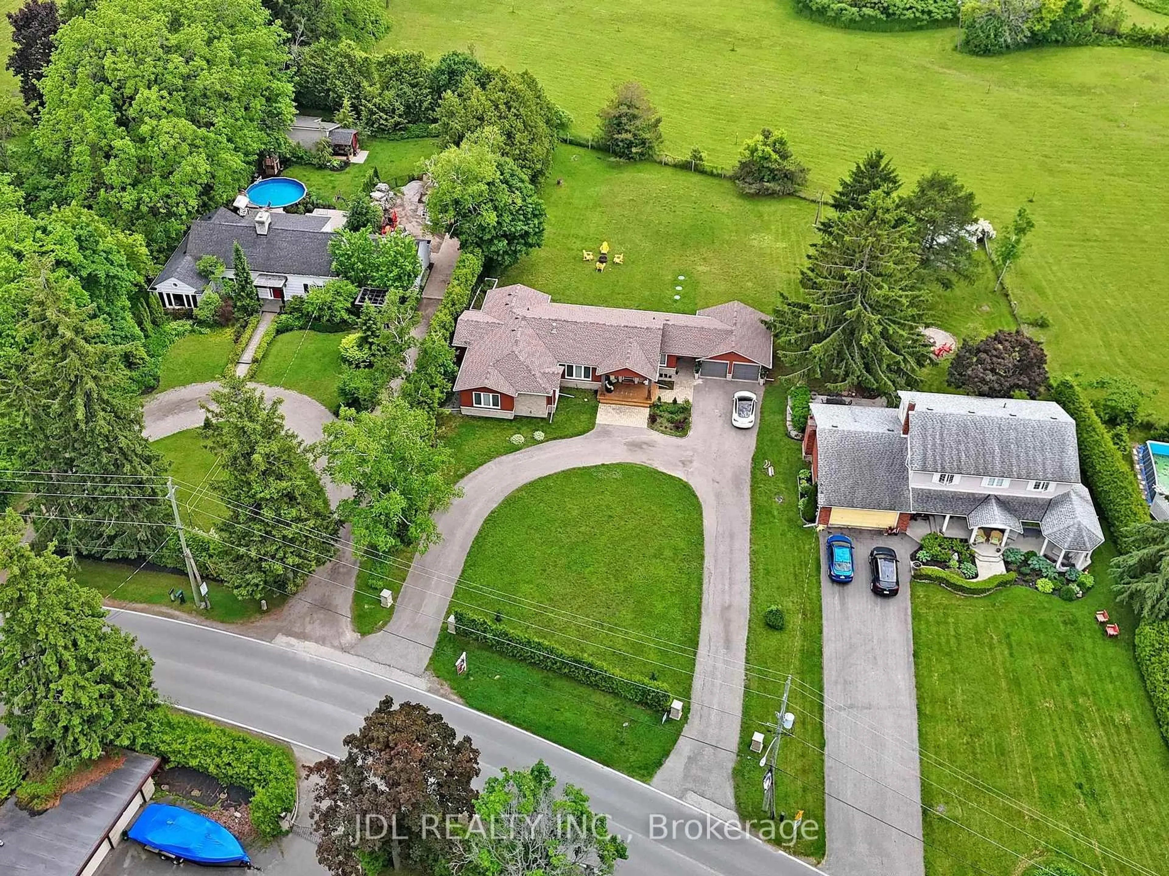 A pic from outside/outdoor area/front of a property/back of a property/a pic from drone, street for 11 Hedge Rd, Georgina Ontario L0E 1R0