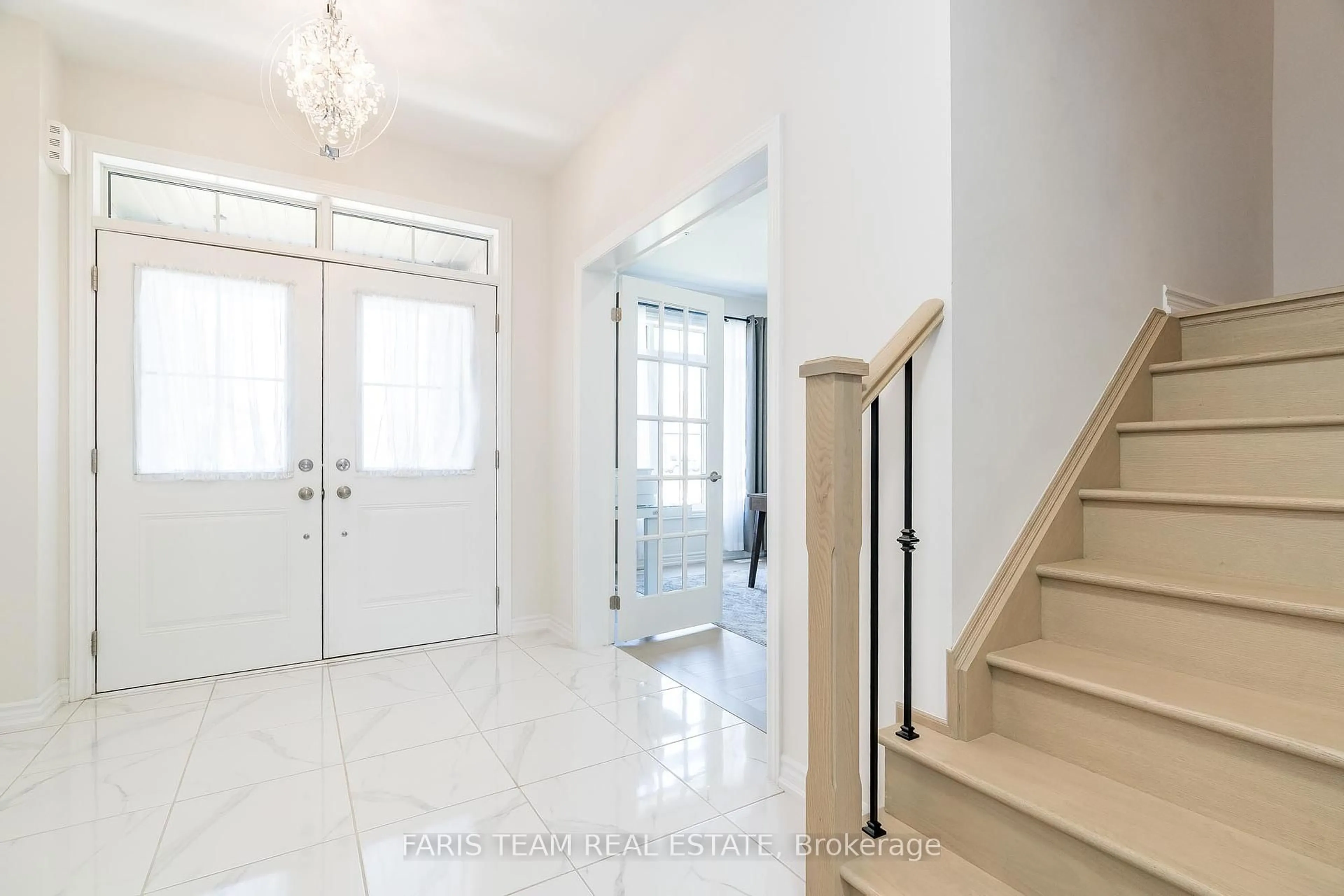 Indoor entryway for 1649 Corsal Crt, Innisfil Ontario L9S 0P8