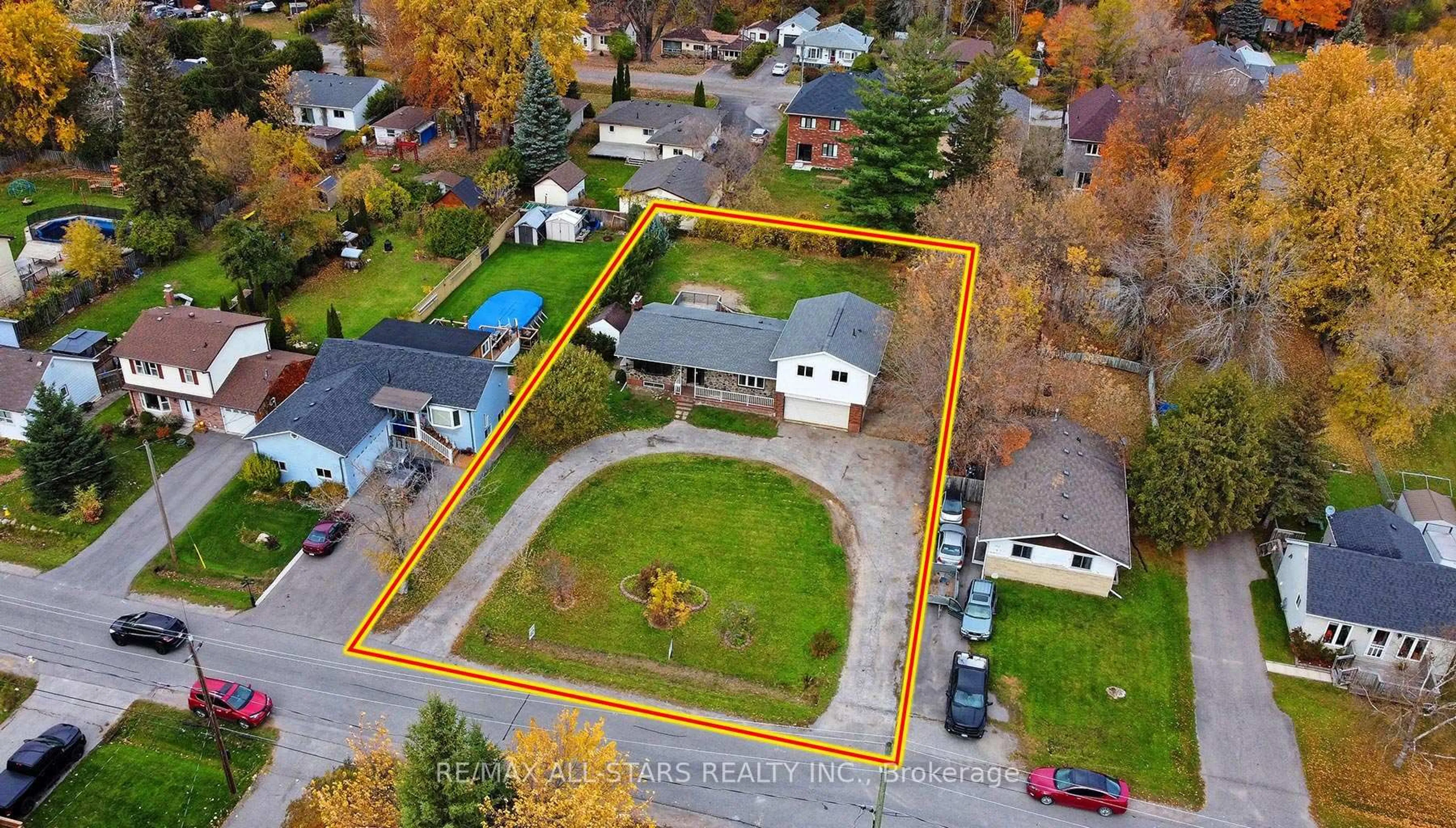 A pic from outside/outdoor area/front of a property/back of a property/a pic from drone, street for 164 Bayview Ave, Georgina Ontario L4P 2S9