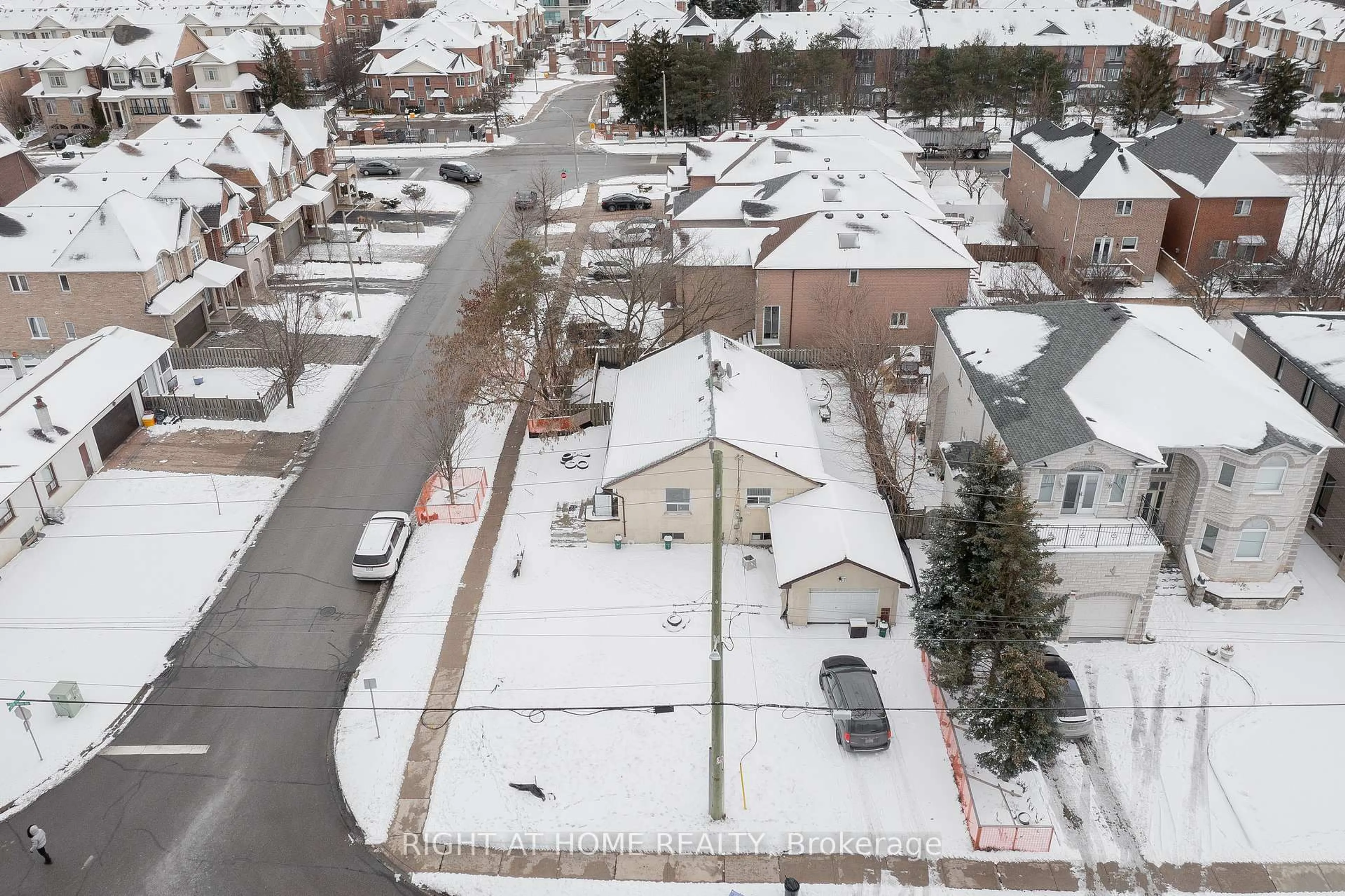 A pic from outside/outdoor area/front of a property/back of a property/a pic from drone, street for 193 Crestwood Rd, Vaughan Ontario L4J 1A8