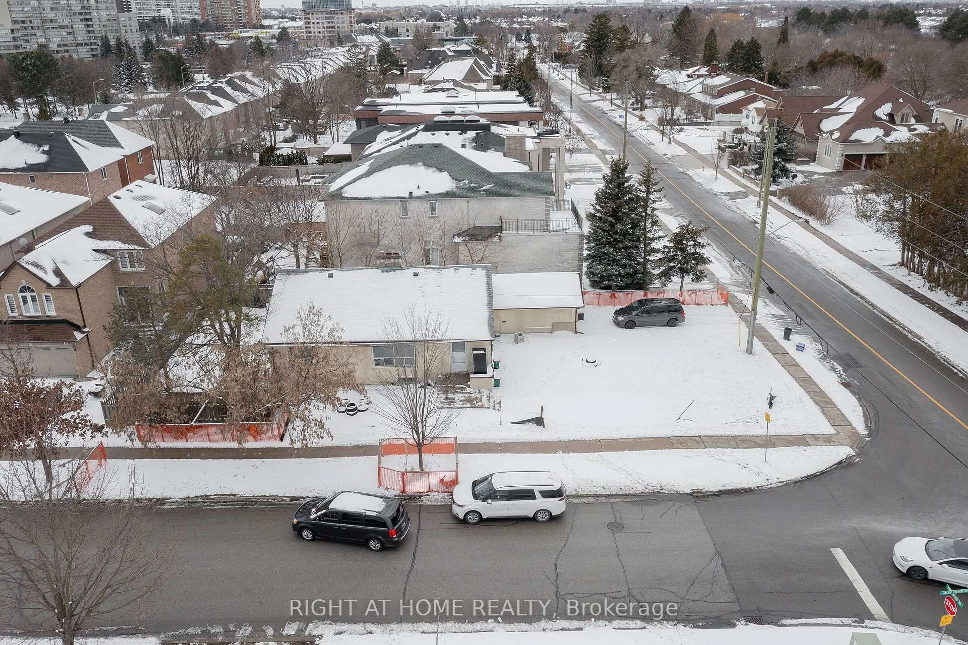 A pic from outside/outdoor area/front of a property/back of a property/a pic from drone, street for 193 Crestwood Rd, Vaughan Ontario L4J 1A8