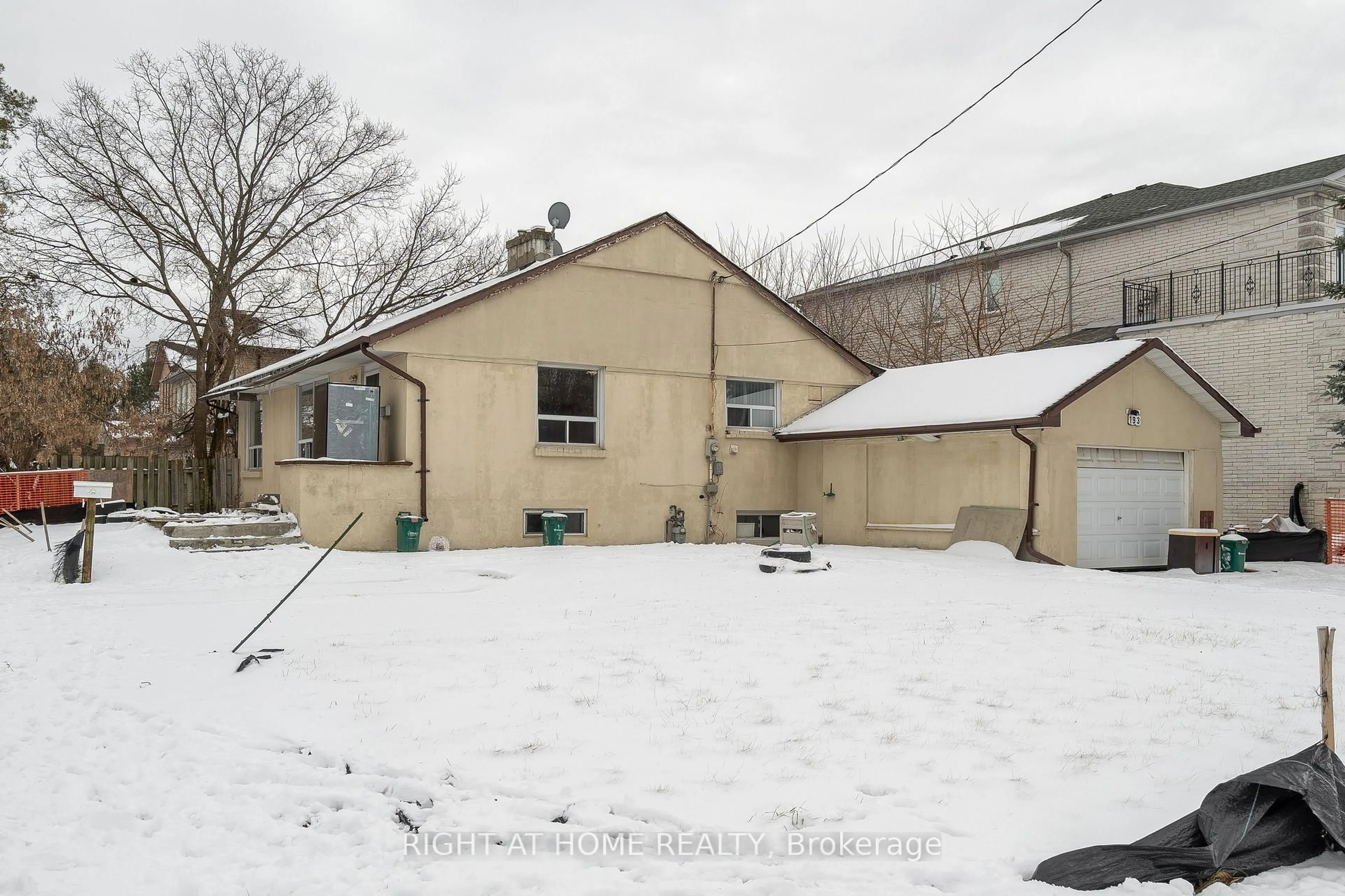 A pic from outside/outdoor area/front of a property/back of a property/a pic from drone, street for 193 Crestwood Rd, Vaughan Ontario L4J 1A8