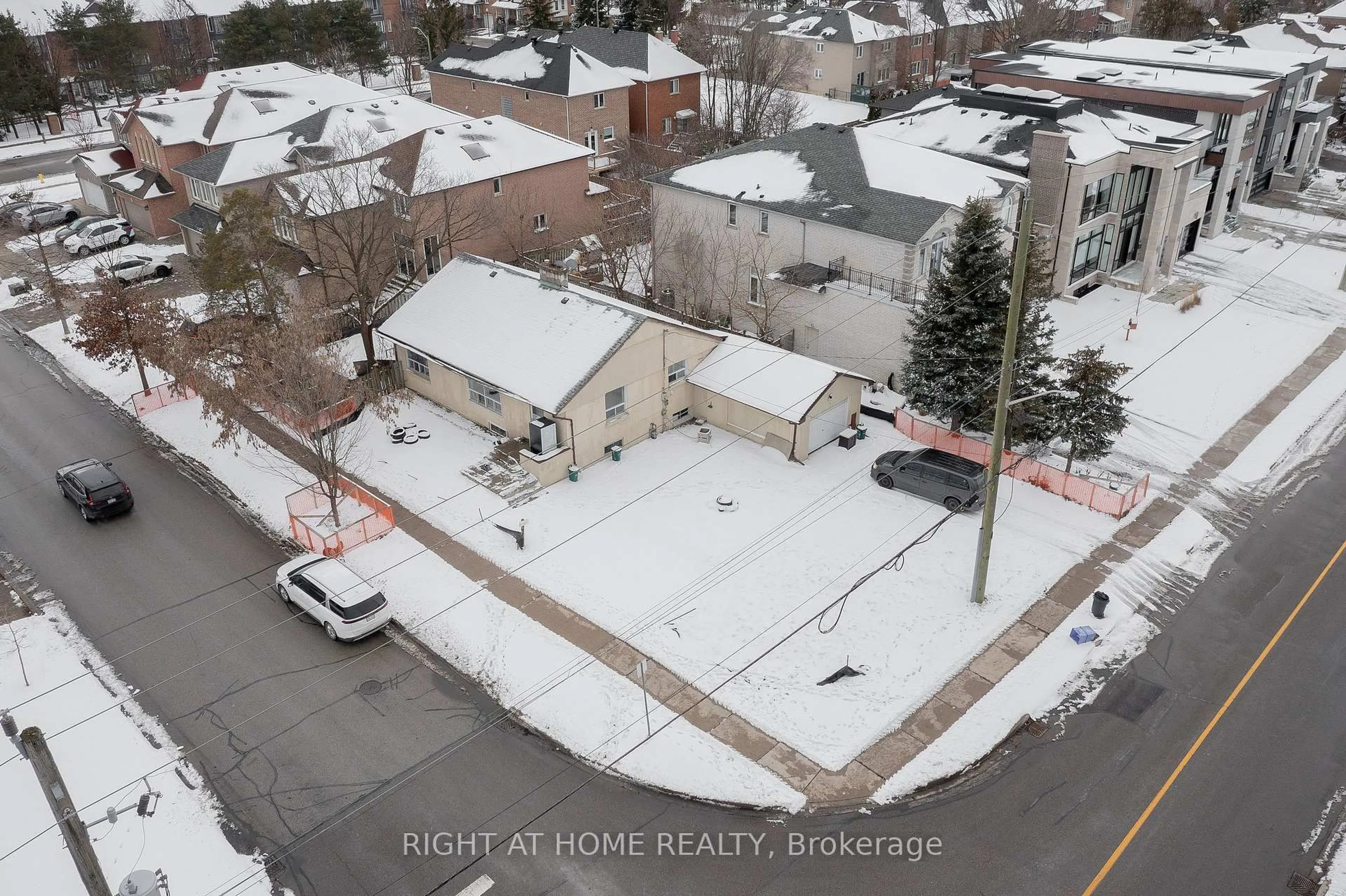 A pic from outside/outdoor area/front of a property/back of a property/a pic from drone, street for 193 Crestwood Rd, Vaughan Ontario L4J 1A8