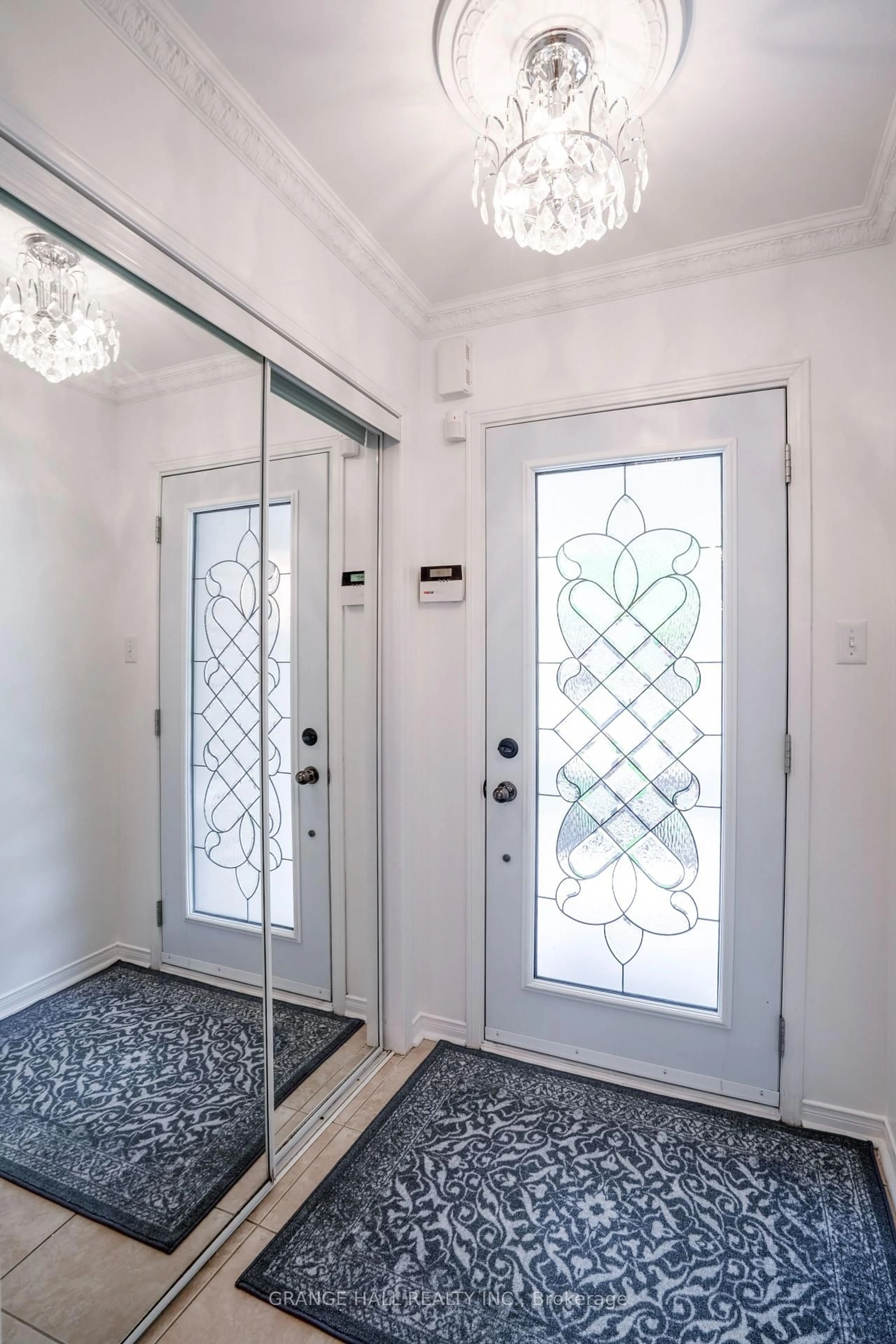 Indoor entryway for 102 Venice Gate Dr, Vaughan Ontario L4H 0E8
