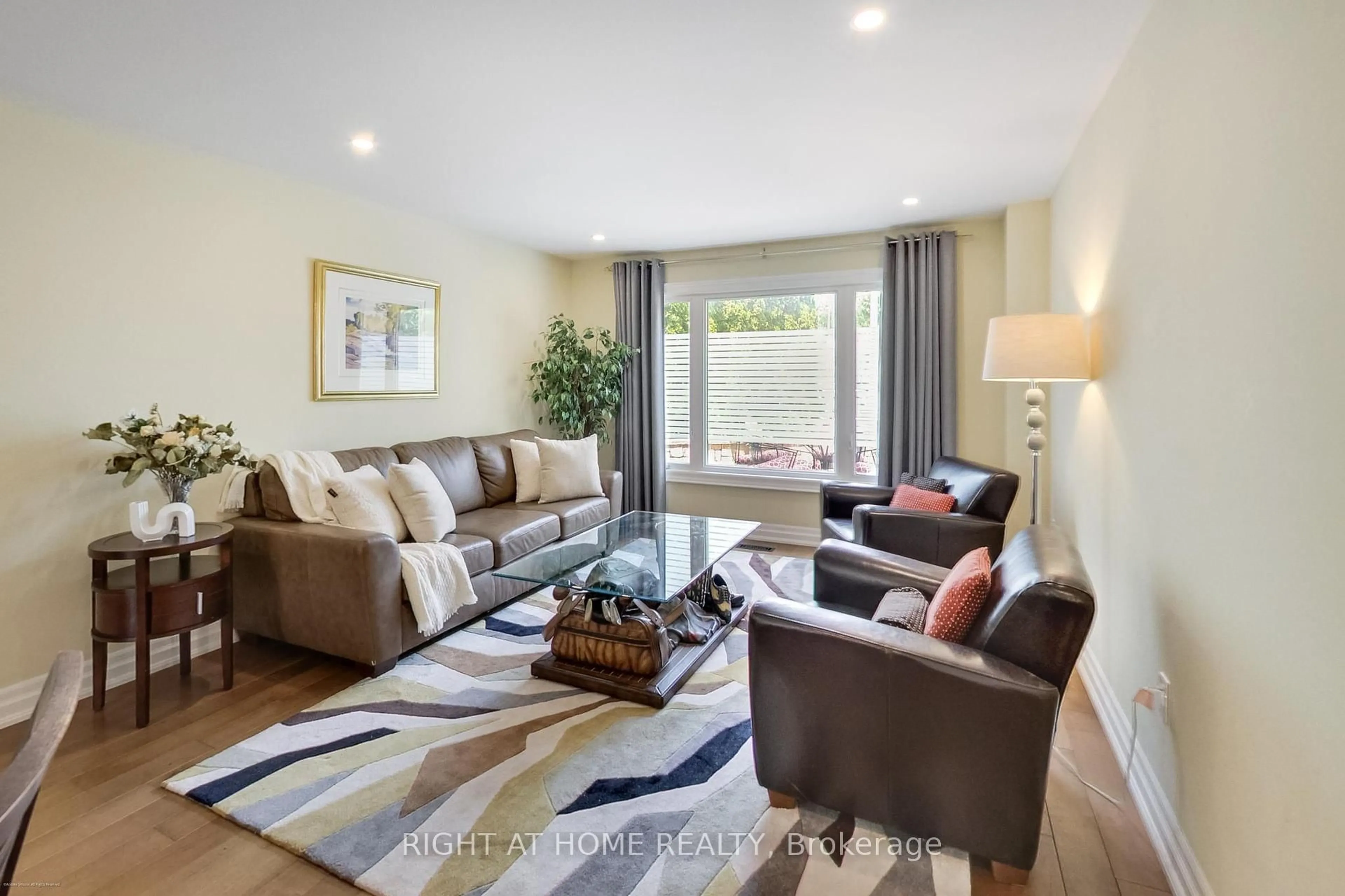 Living room with furniture, unknown for 25 Ransom St, Aurora Ontario L4G 2K9