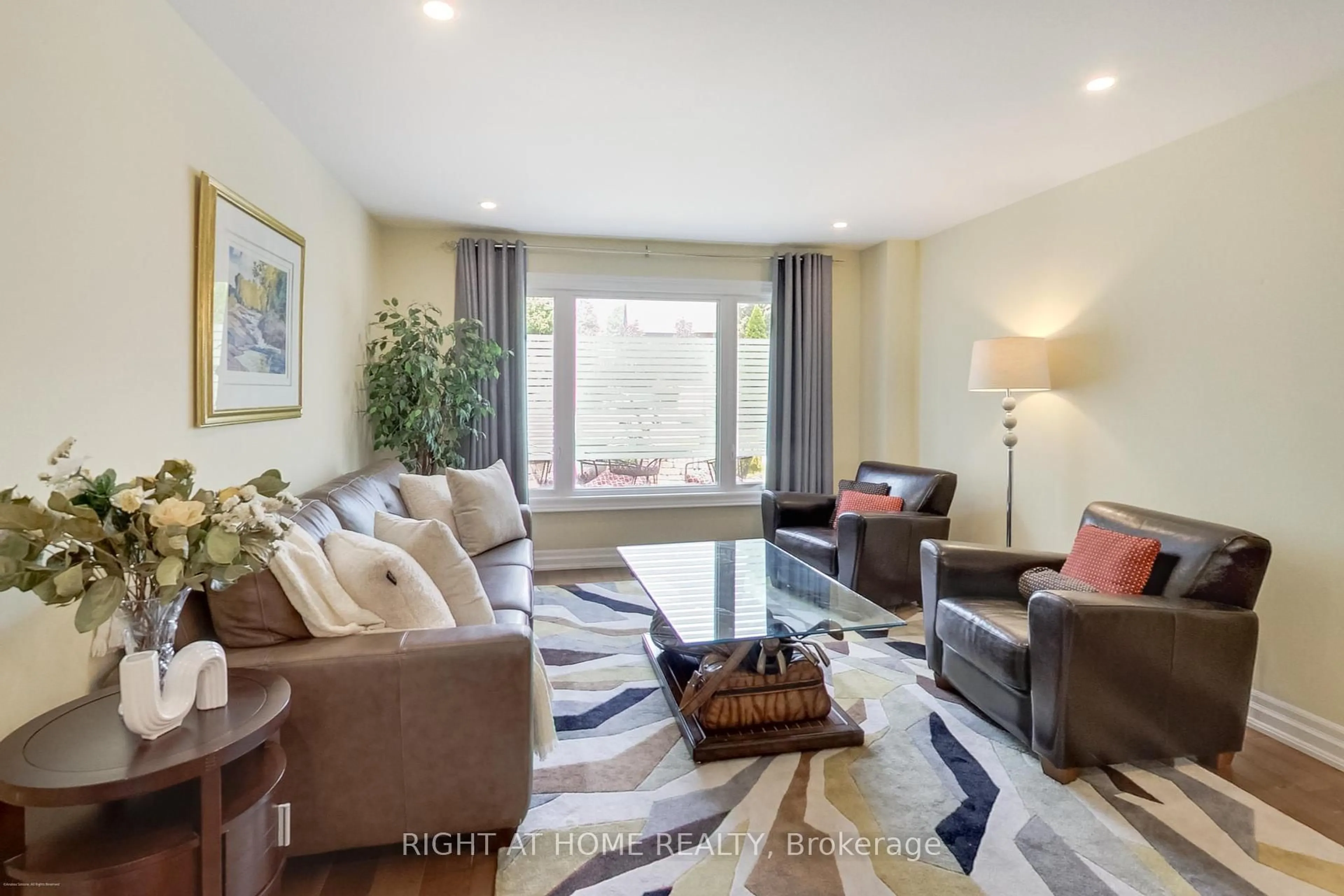 Living room with furniture, unknown for 25 Ransom St, Aurora Ontario L4G 2K9