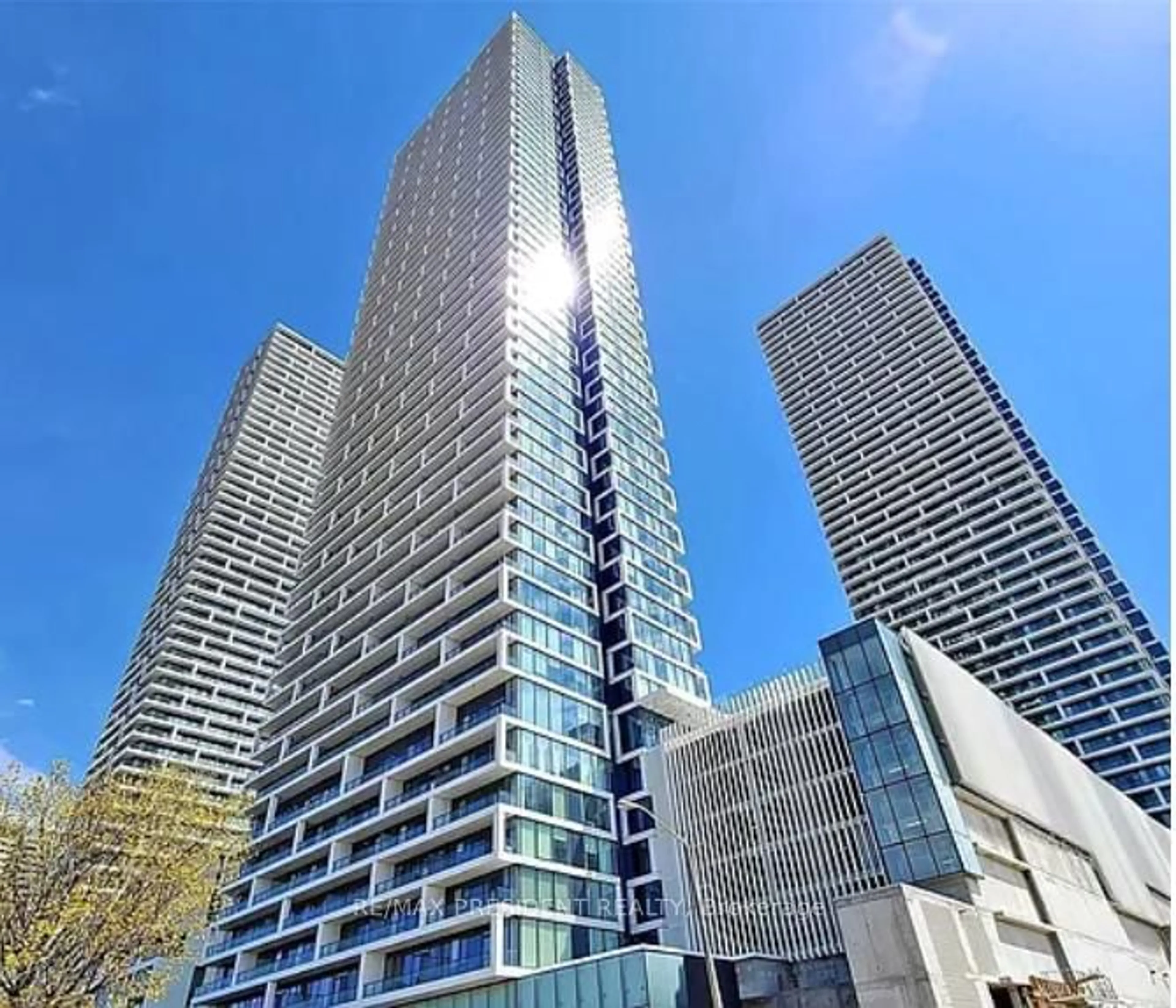 Indoor foyer for 898 Portage Pkwy #5605, Vaughan Ontario L4K 0J6