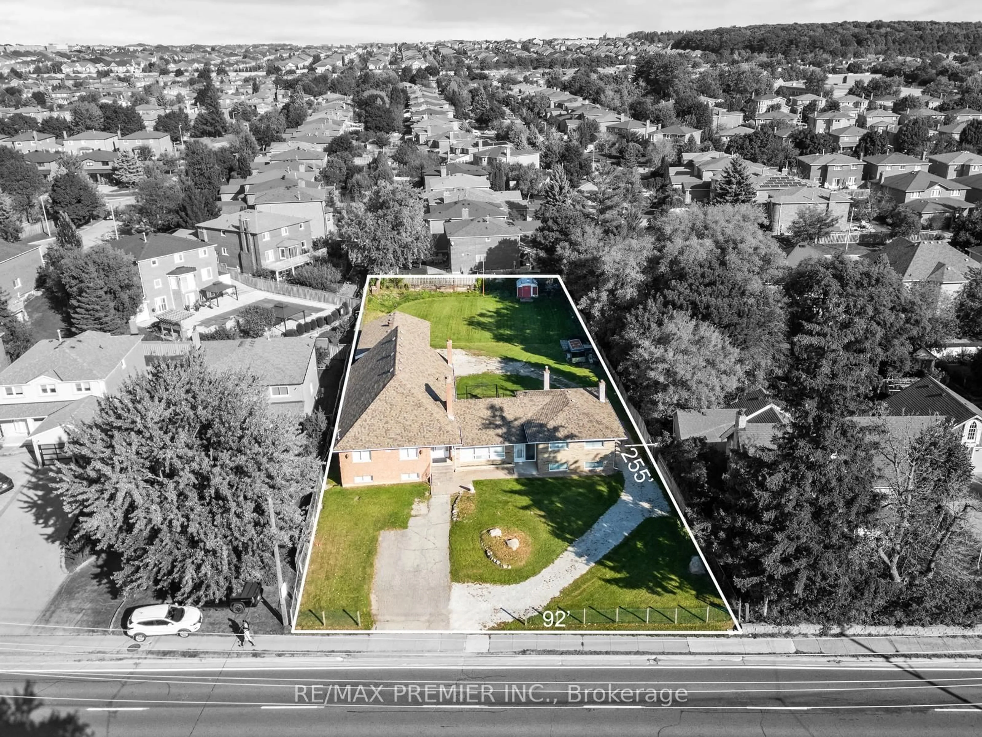 A pic from outside/outdoor area/front of a property/back of a property/a pic from drone, unknown for 9725 Keele St, Vaughan Ontario L6A 3Y5