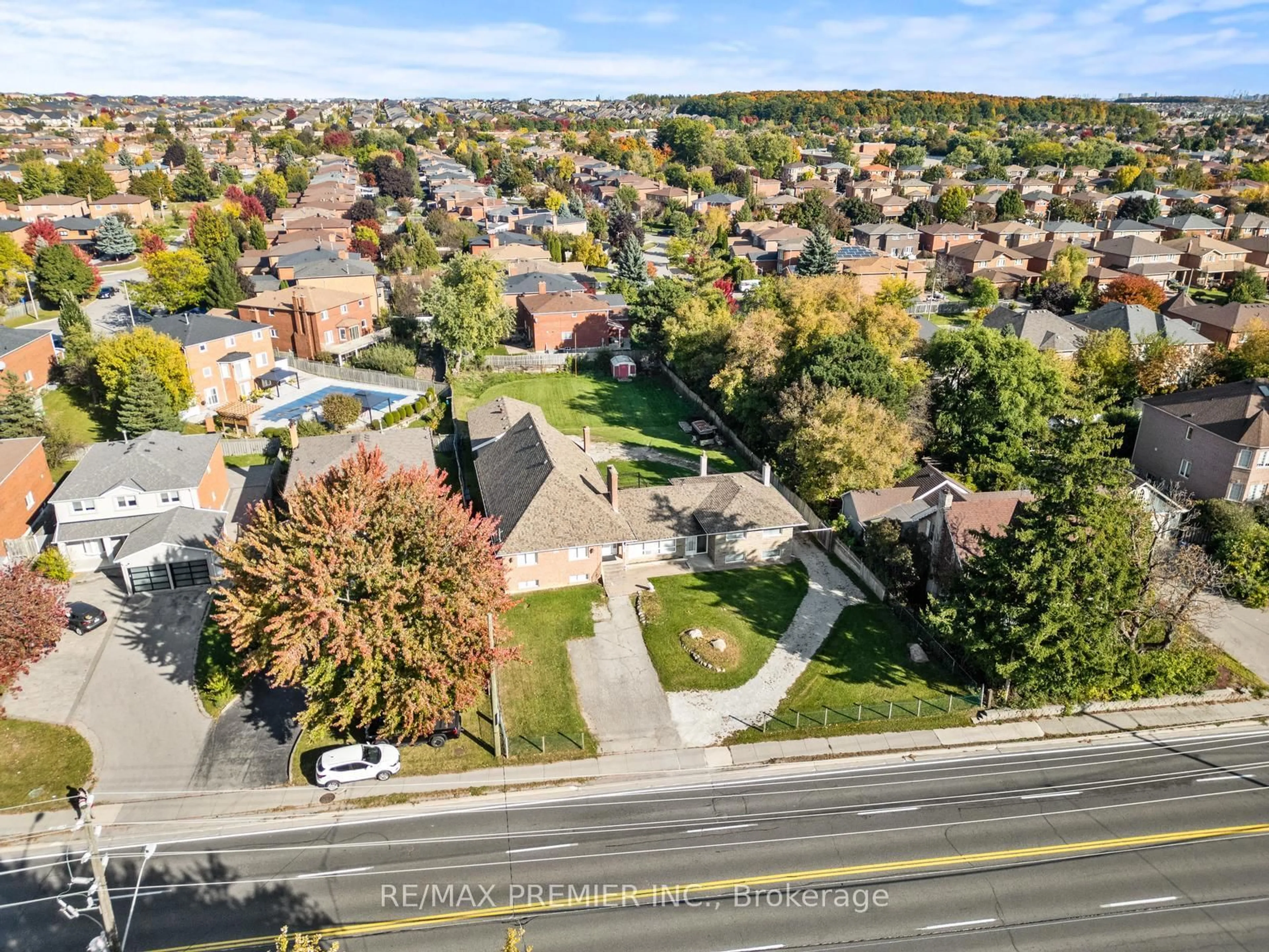 A pic from outside/outdoor area/front of a property/back of a property/a pic from drone, street for 9725 Keele St, Vaughan Ontario L6A 3Y5