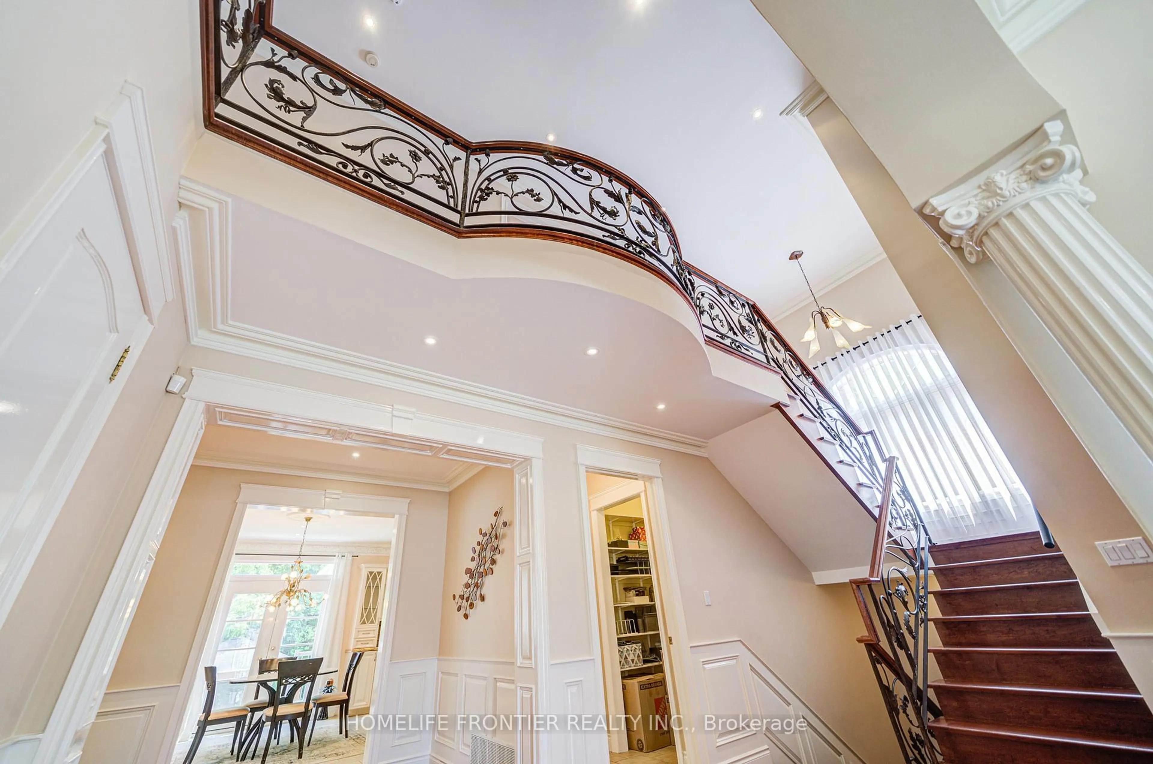 Indoor foyer for 3 Wainwright Ave, Richmond Hill Ontario L4C 5R4