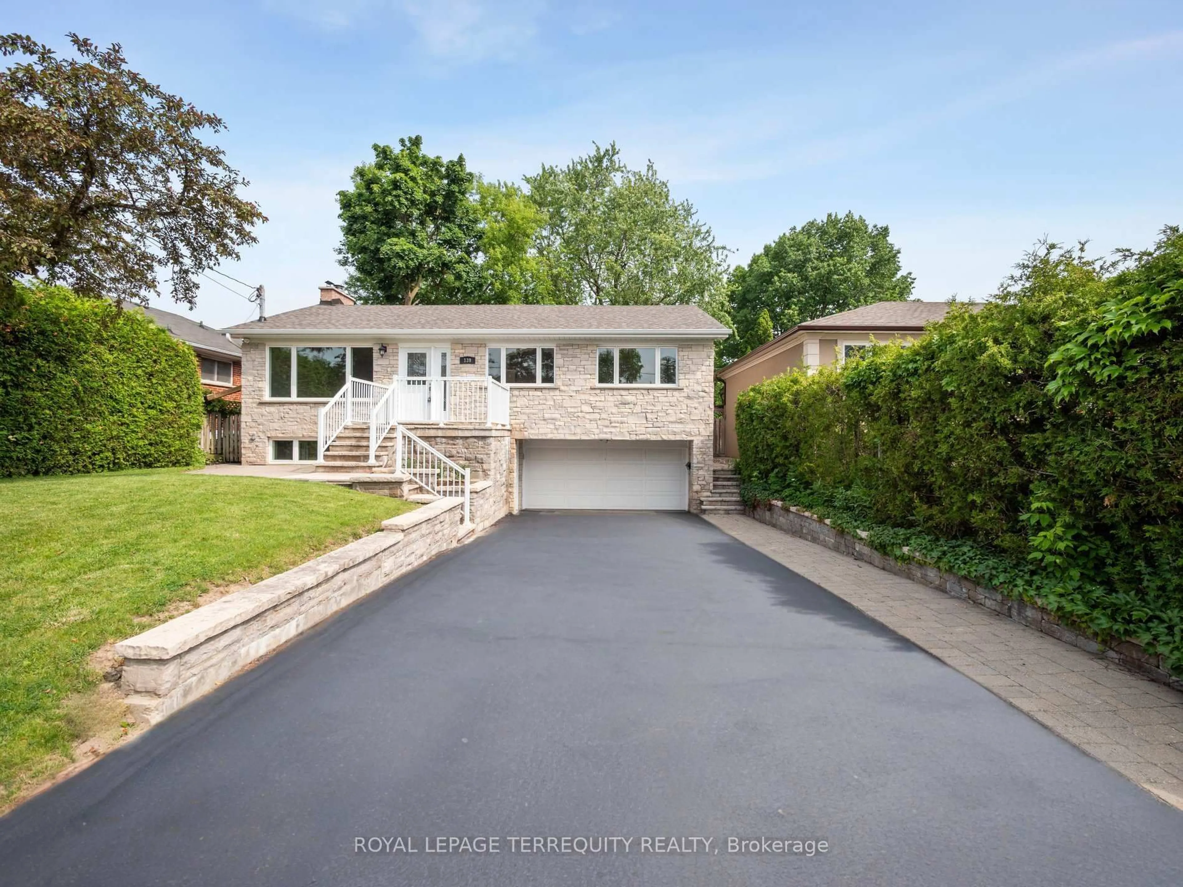 A pic from outside/outdoor area/front of a property/back of a property/a pic from drone, street for 139 Driscoll Rd, Richmond Hill Ontario L4C 4H6
