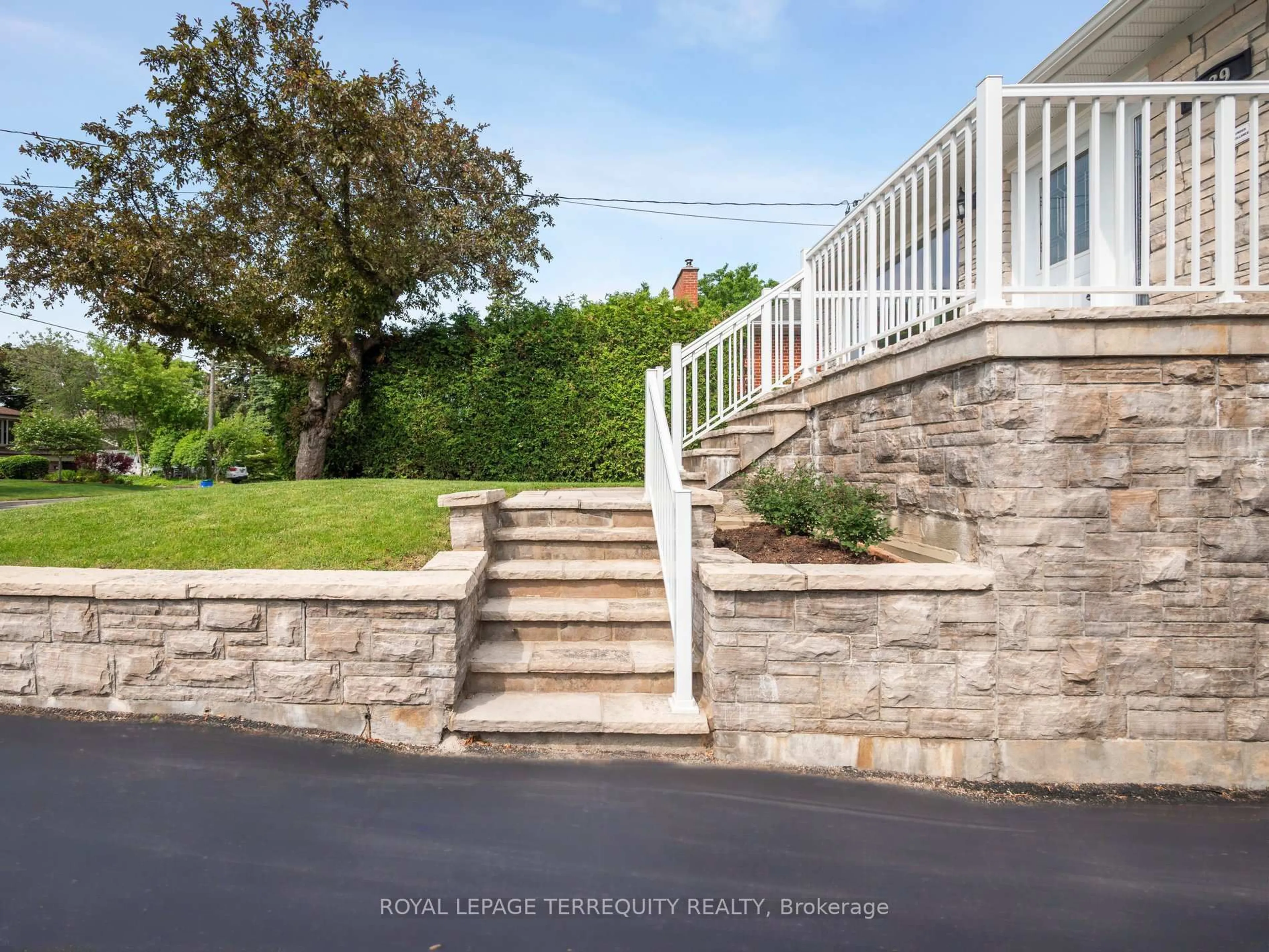 A pic from outside/outdoor area/front of a property/back of a property/a pic from drone, street for 139 Driscoll Rd, Richmond Hill Ontario L4C 4H6