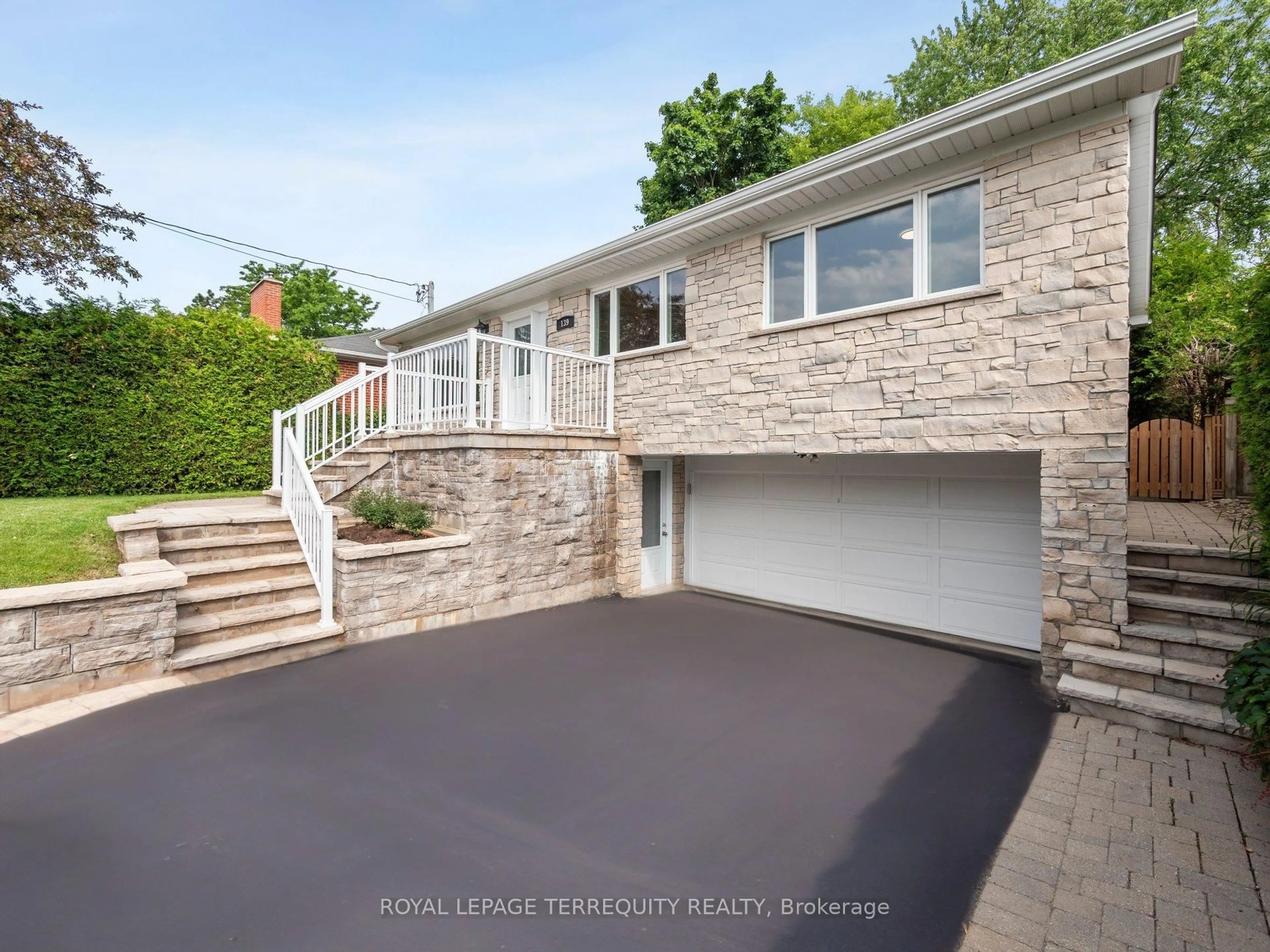 A pic from outside/outdoor area/front of a property/back of a property/a pic from drone, street for 139 Driscoll Rd, Richmond Hill Ontario L4C 4H6