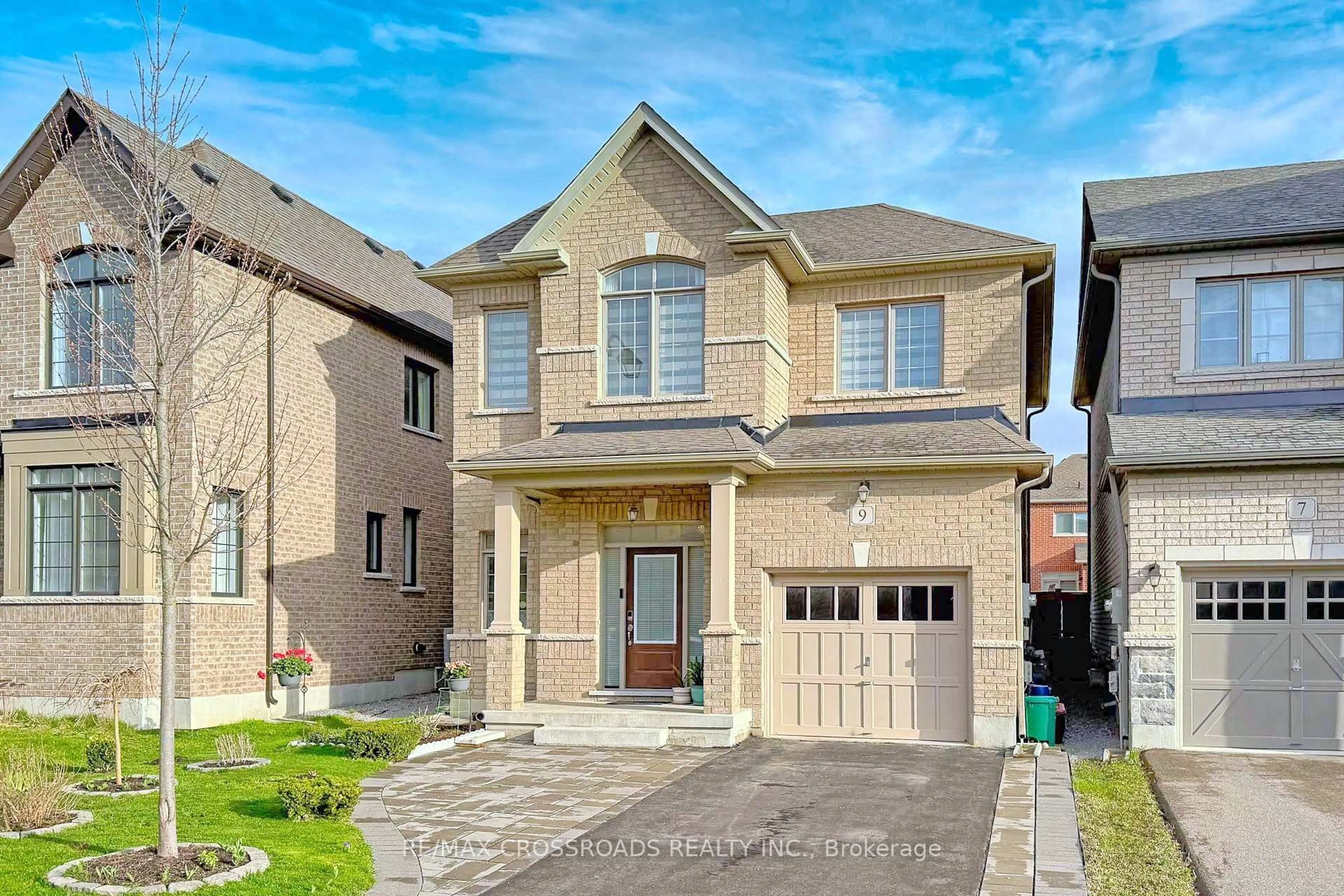 Home with brick exterior material, street for 9 Temple Ave, East Gwillimbury Ontario L9N 0P2