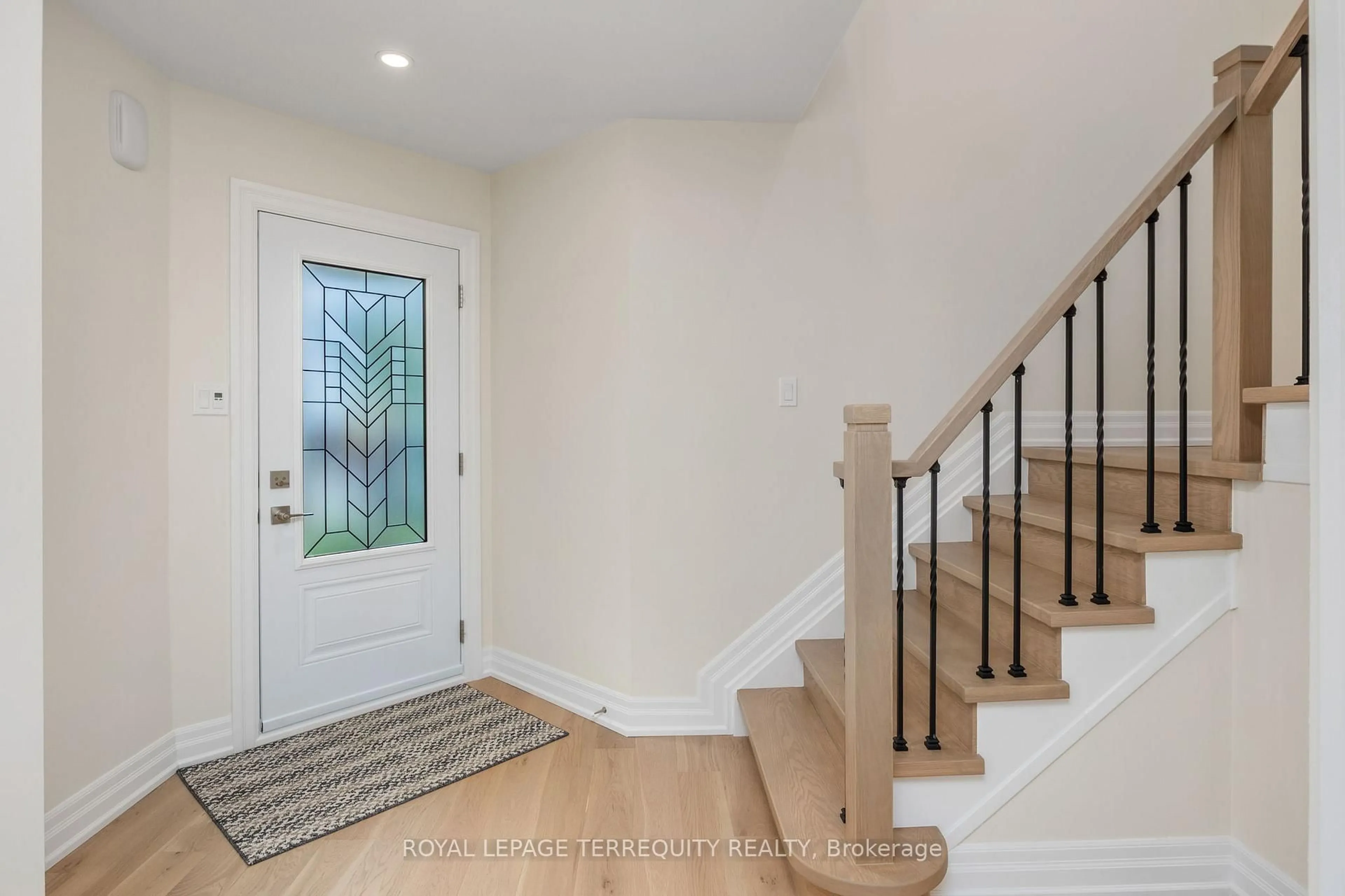 Indoor entryway for 756 Walpole Cres, Newmarket Ontario L3X 2B1